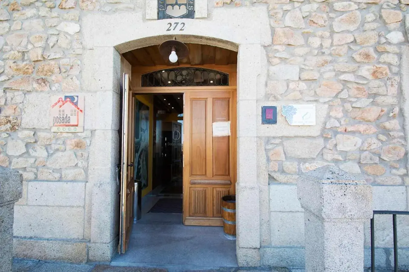 Facade/entrance in Posada Doña Urraca