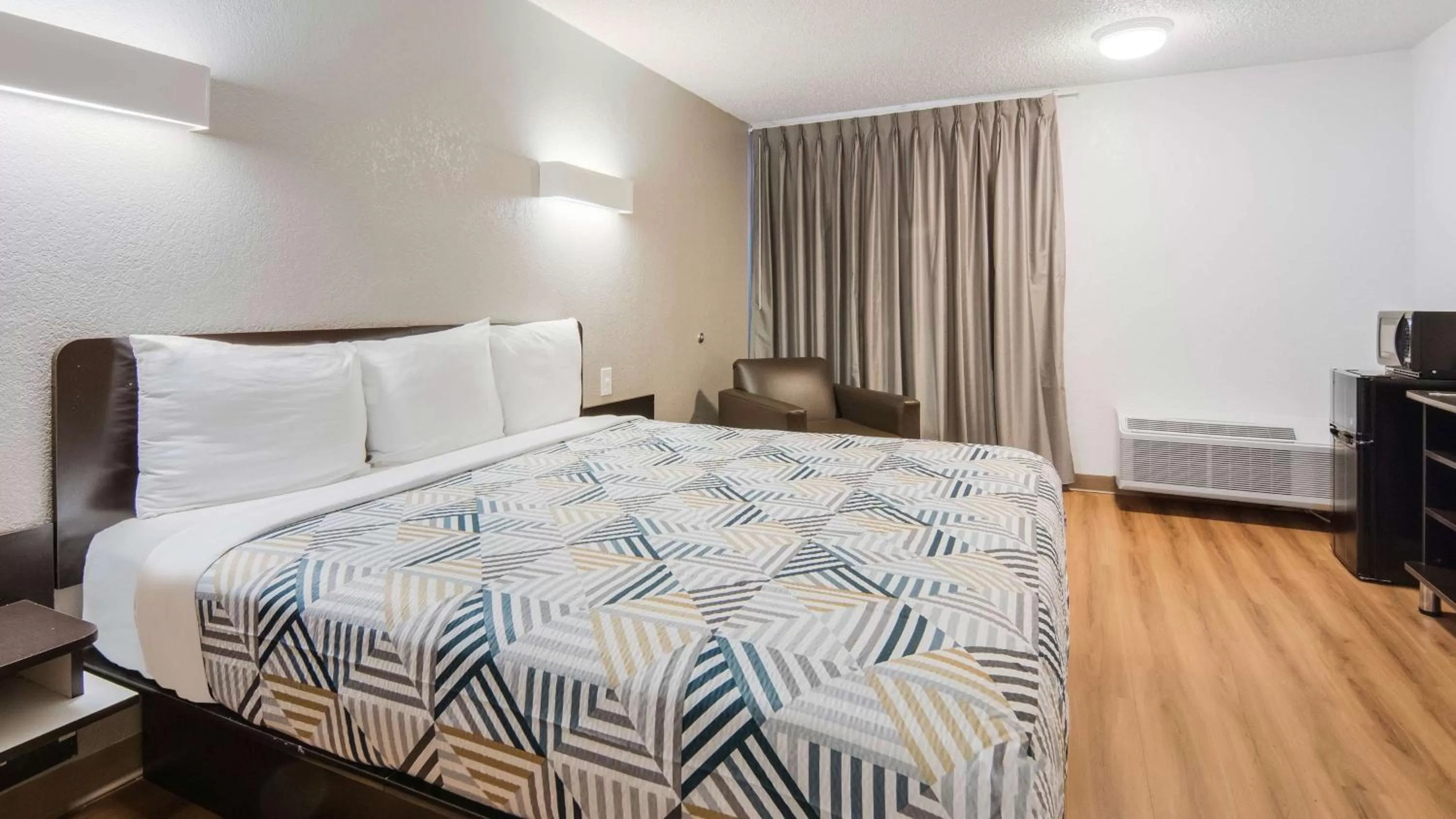 Bedroom, Bed in Motel 6-Addison, TX - Dallas