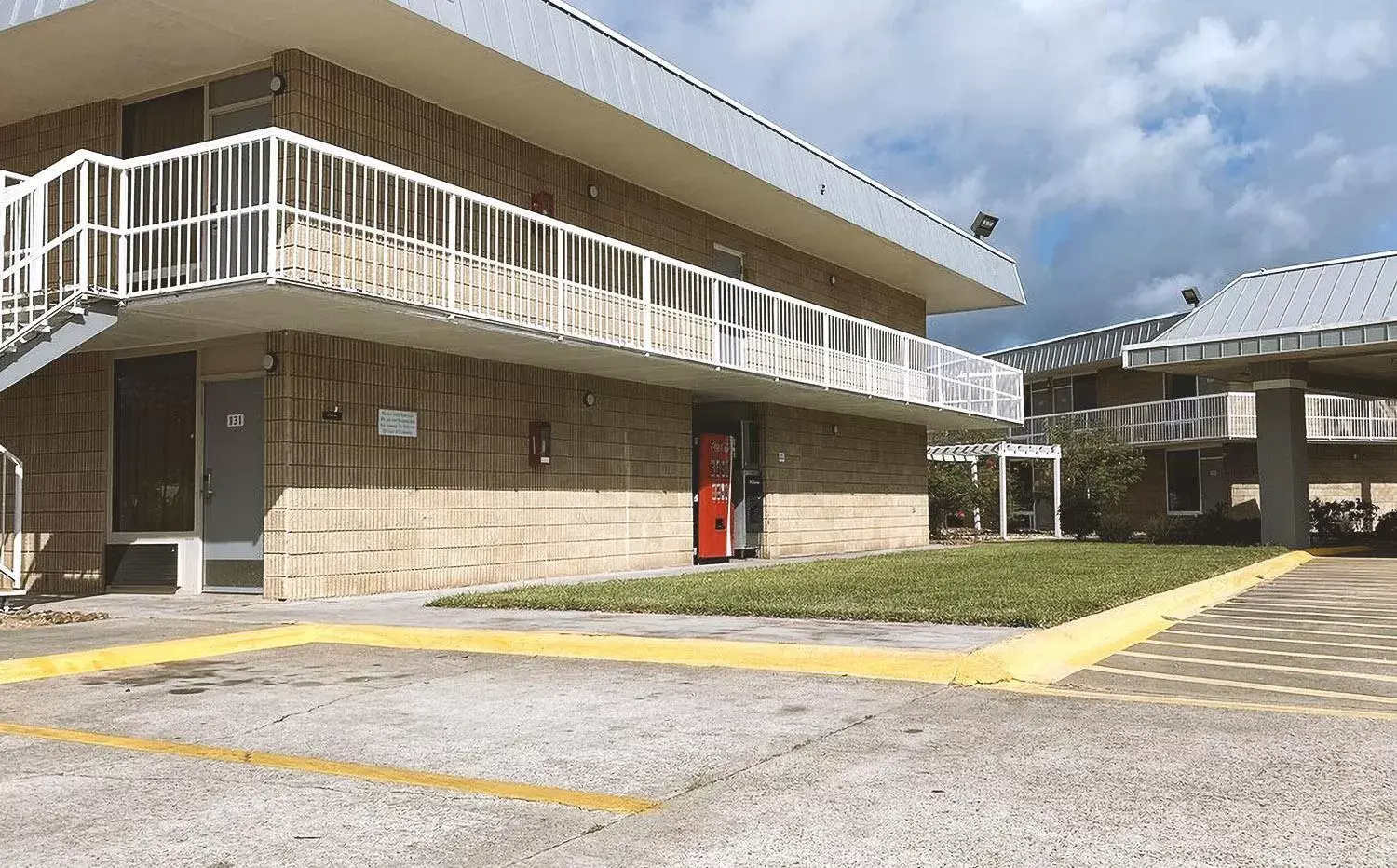 Property building in Sky Palace Inn & Suites By Jasper Beeville Property building in Sky Palace Inn & Suites By Jasper Beeville