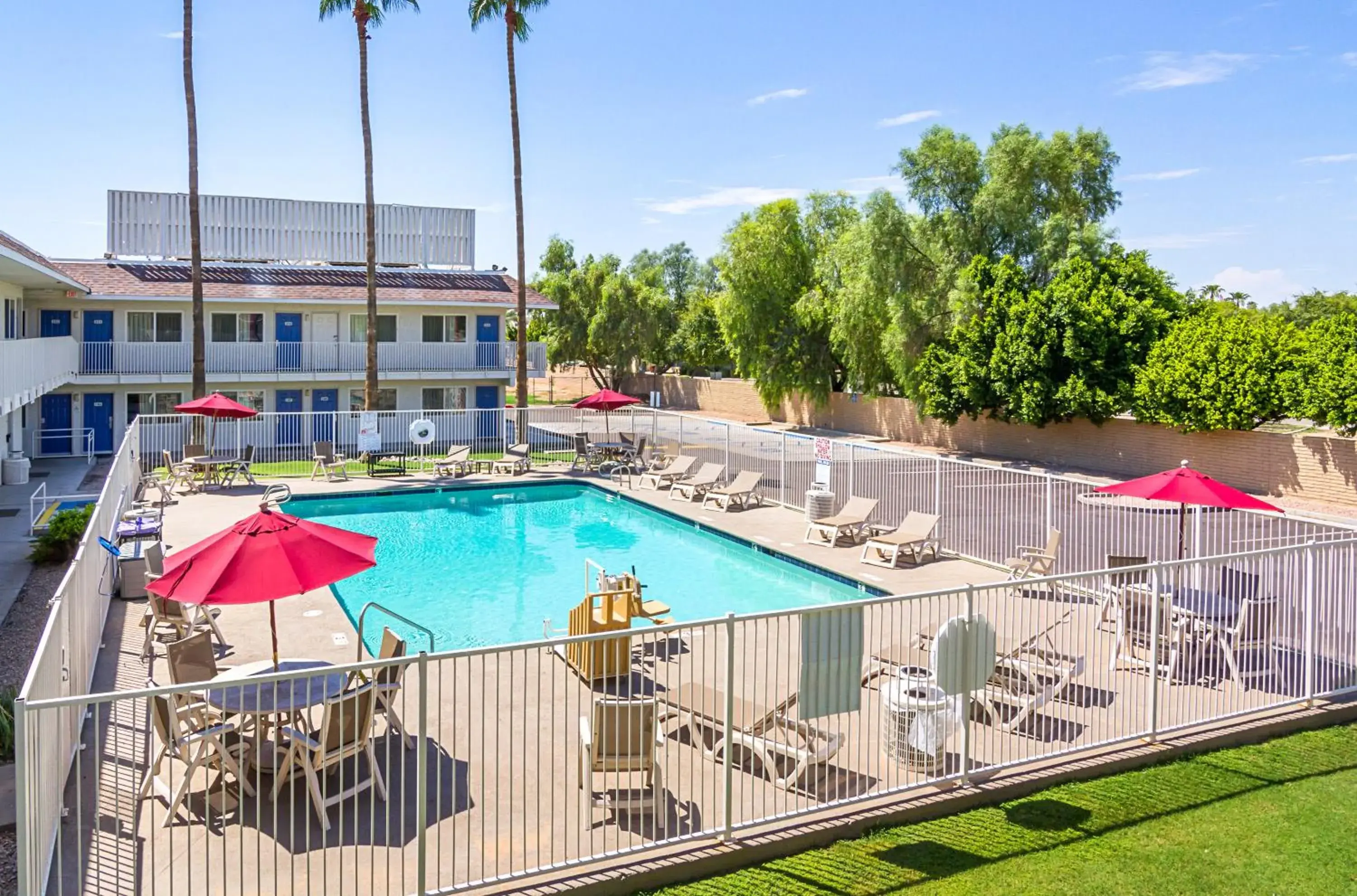 Swimming Pool in Motel 6 Mesa North