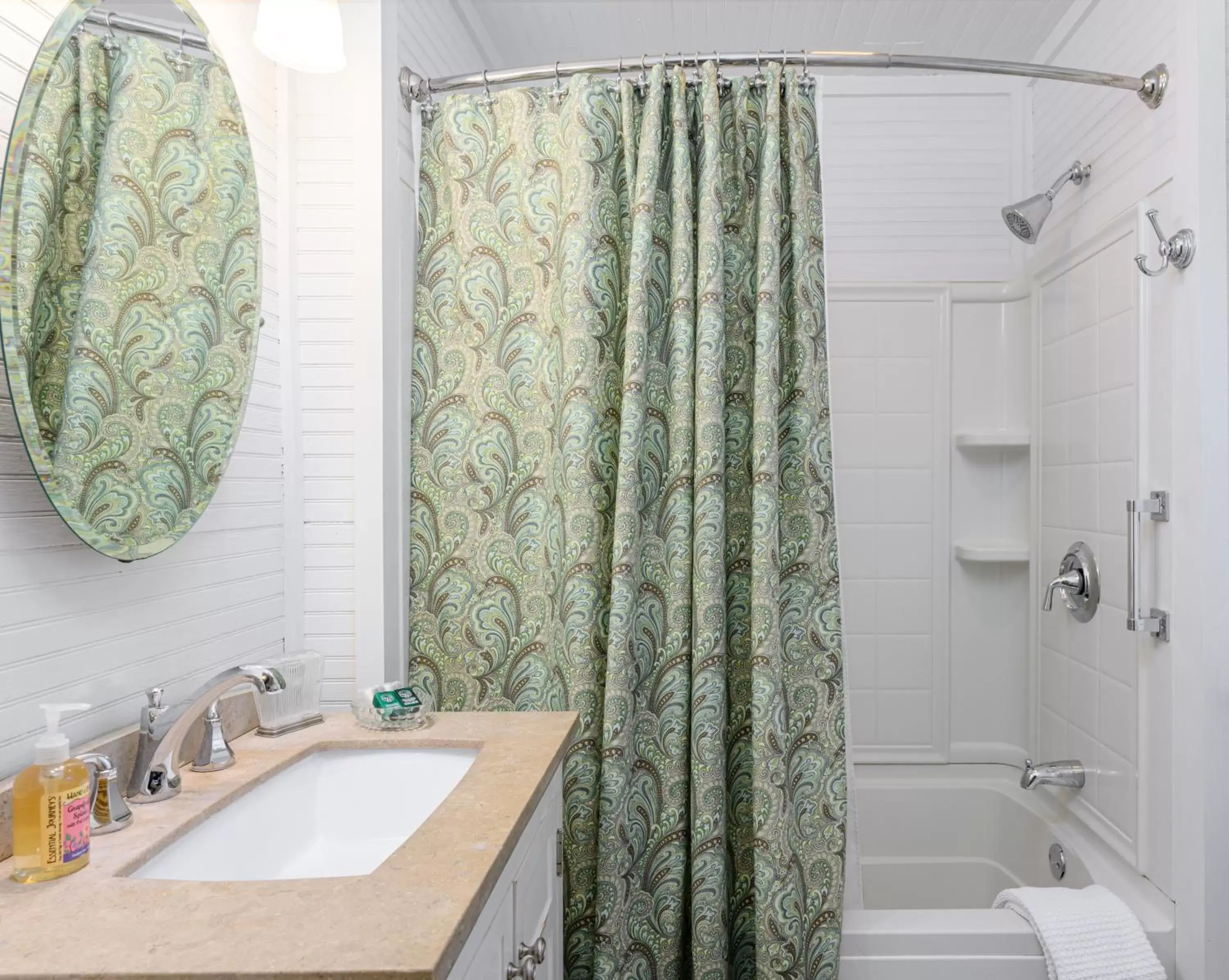 Bathroom in Oakland Cottage Bed and Breakfast