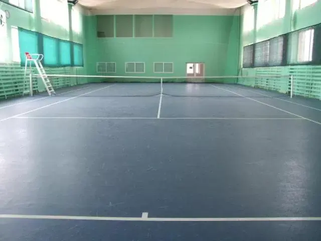 Tennis court, Tennis/Squash in Sky High Hotel Airport 200 meters from the terminal