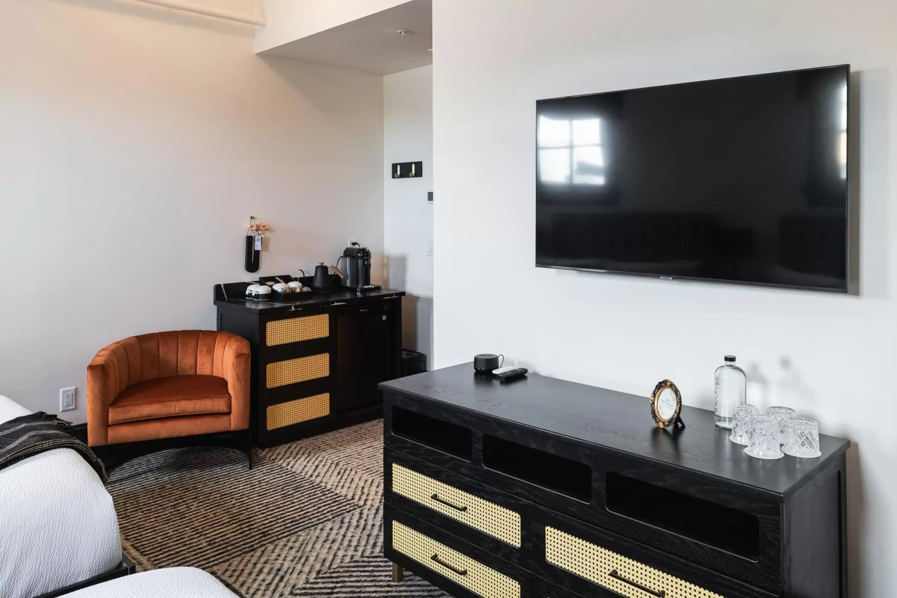 TV and multimedia, TV/Entertainment Center in Hotel Thaxter