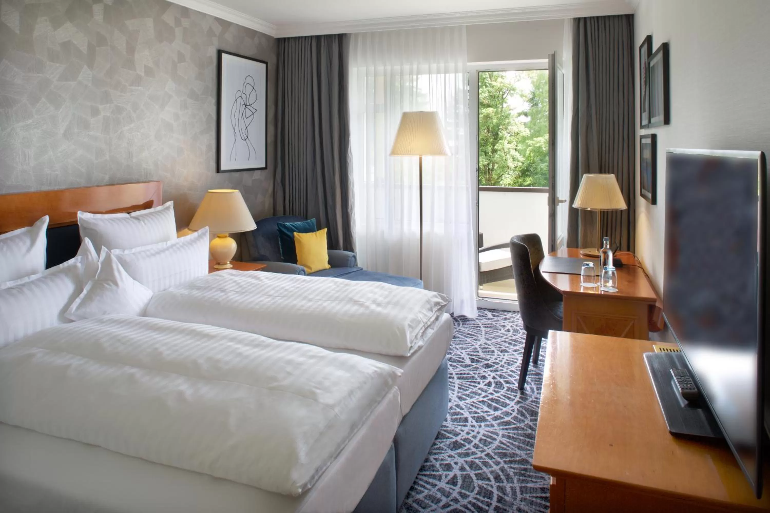 Photo of the whole room, Bed in Steigenberger Hotel Der Sonnenhof