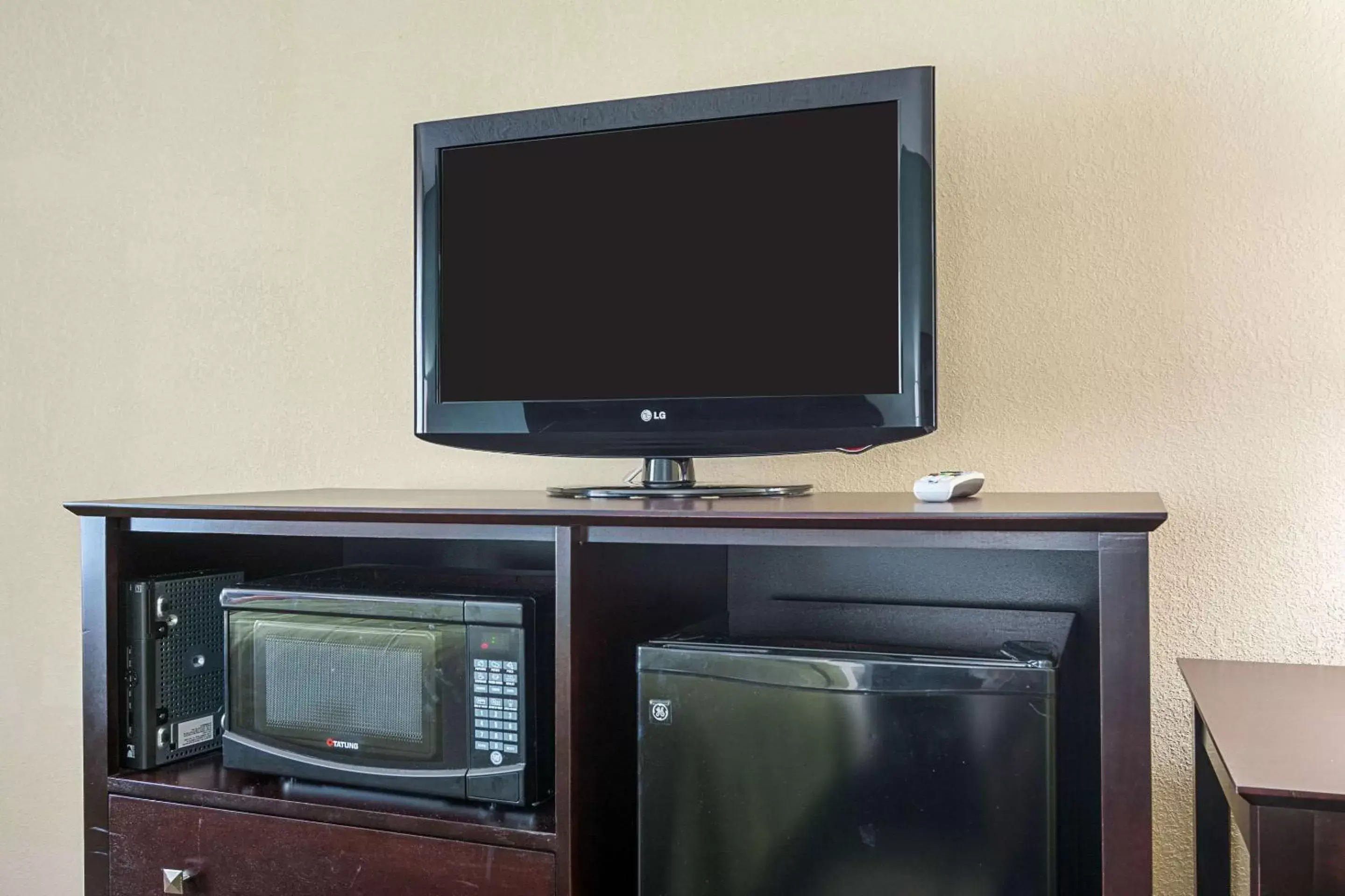 Photo of the whole room, TV/Entertainment Center in Quality Inn Calhoun North I-75