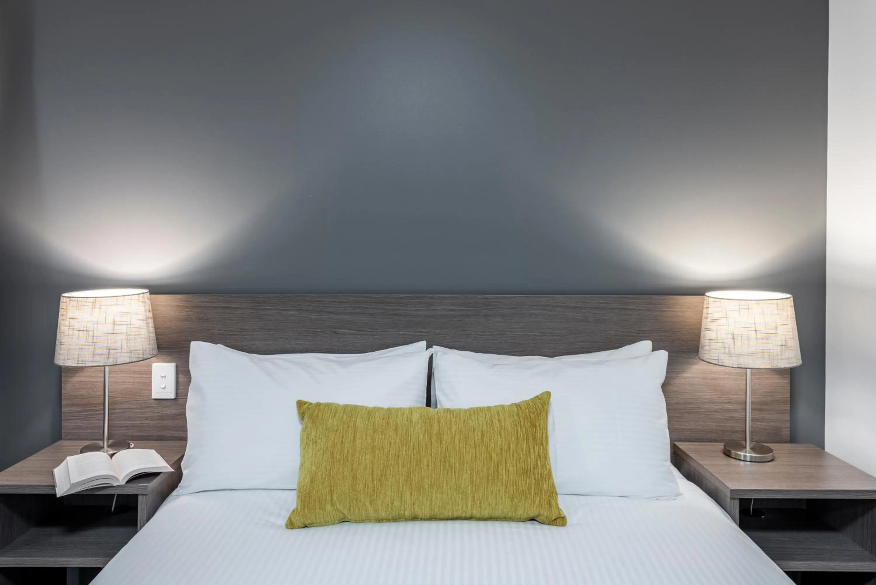 Bed in Best Western Plus Ambassador Orange