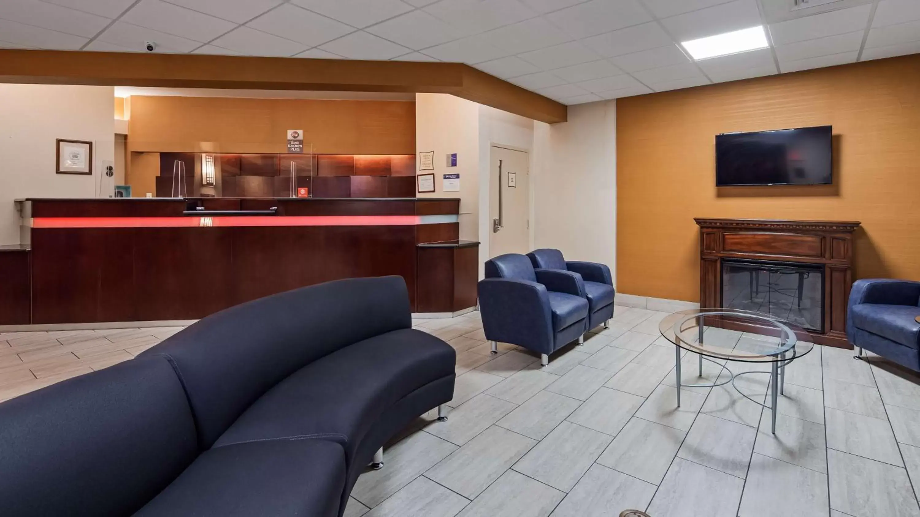 Lobby or reception, Lounge/Bar in Best Western Plus Reading Inn & Suites