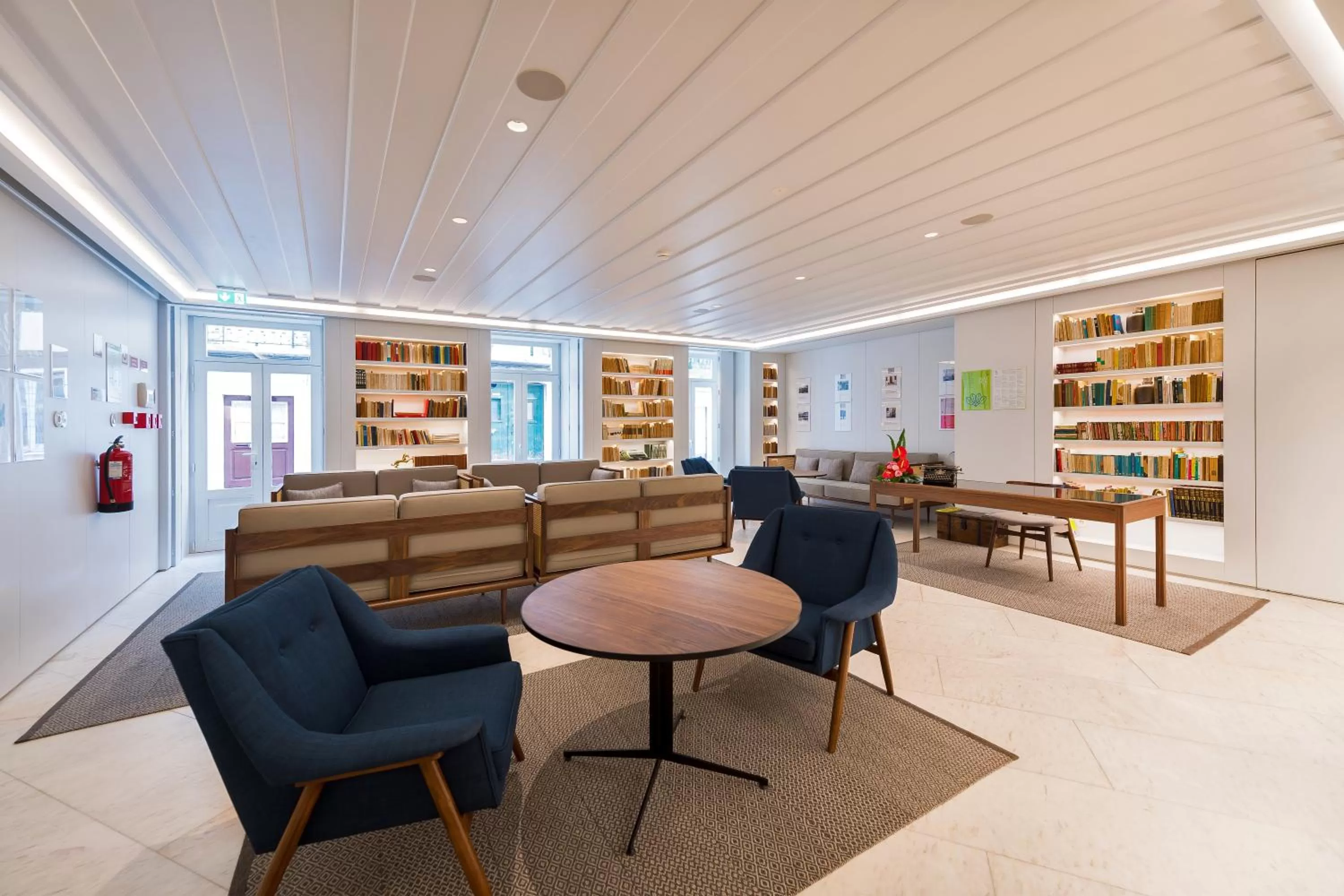 Communal lounge/ TV room in Lisboa Pessoa Hotel