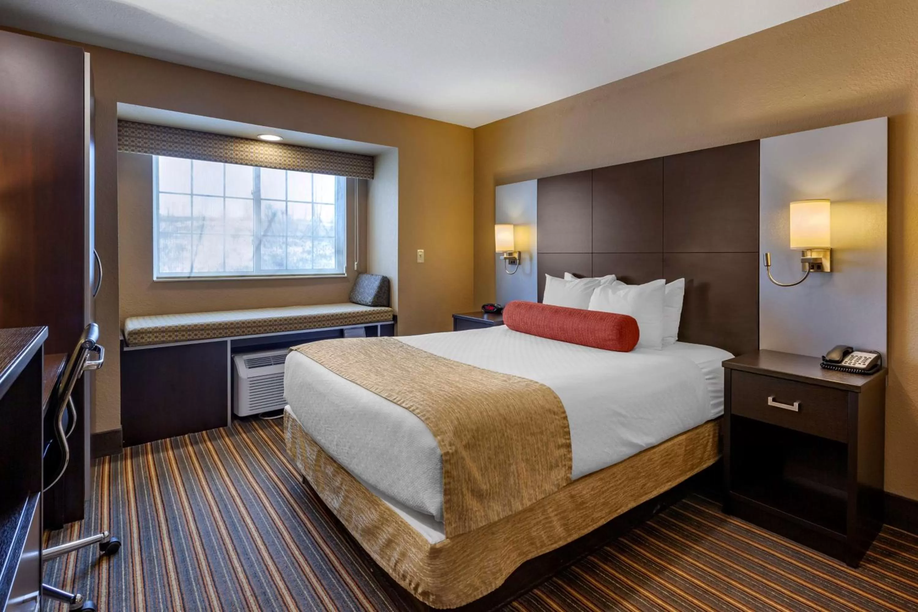 Bedroom, Bed in Best Western Plus Woodstock Inn & Suites