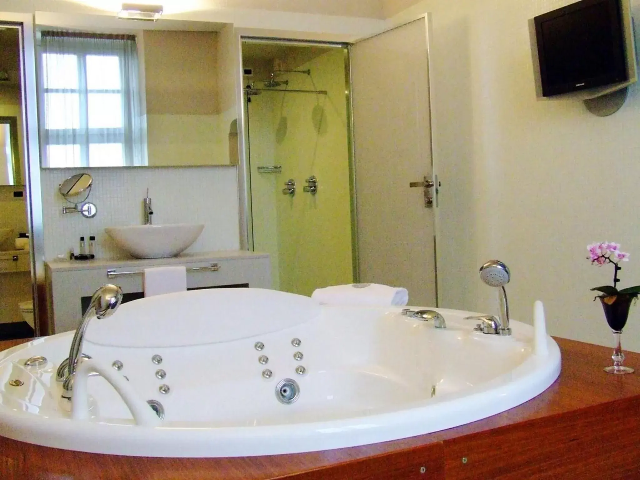 Hot Tub, Bathroom in Montaldo Castle & Resort