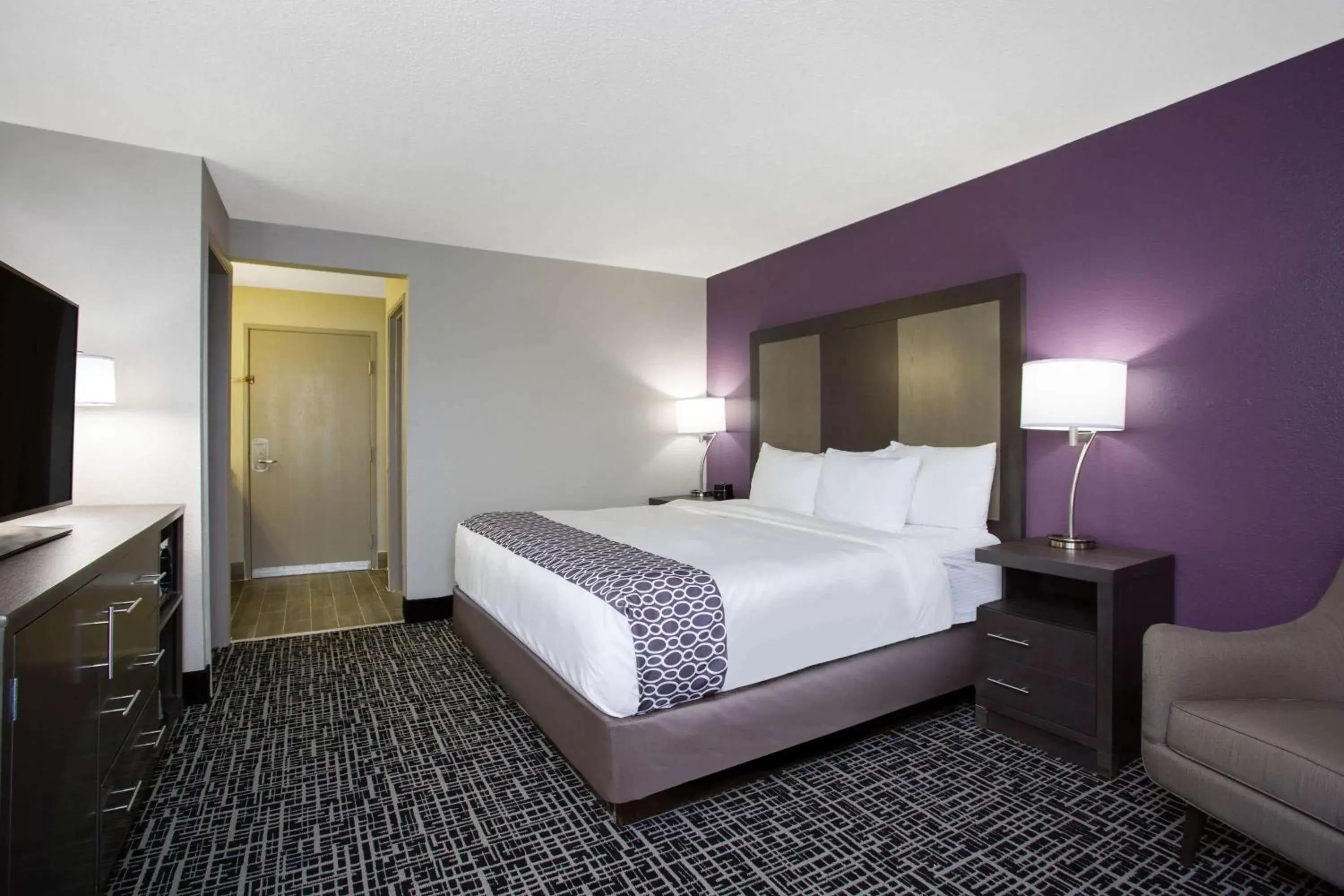 Photo of the whole room, Bed in La Quinta Inn by Wyndham Roanoke Salem