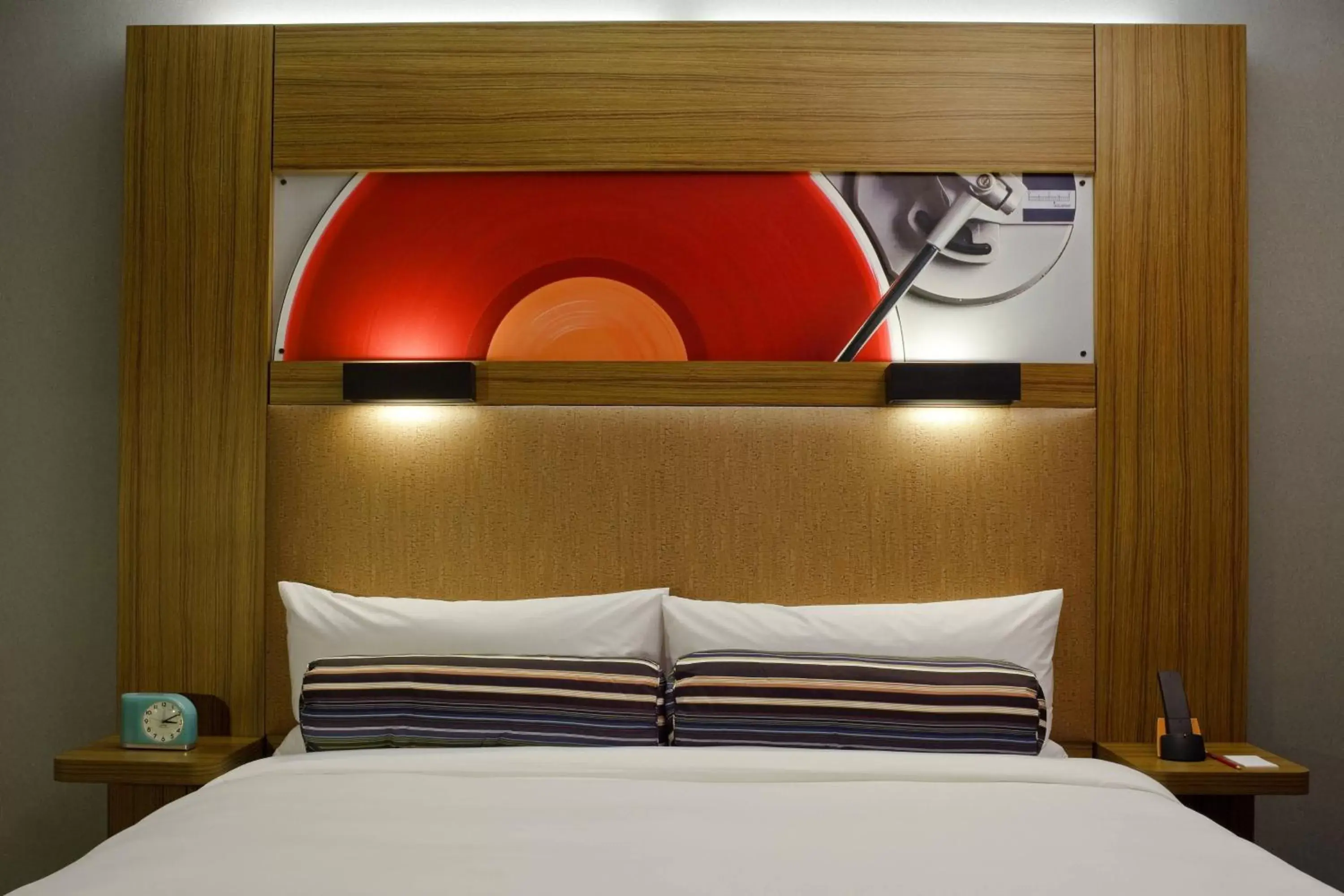Photo of the whole room, Bed in Aloft Harlem