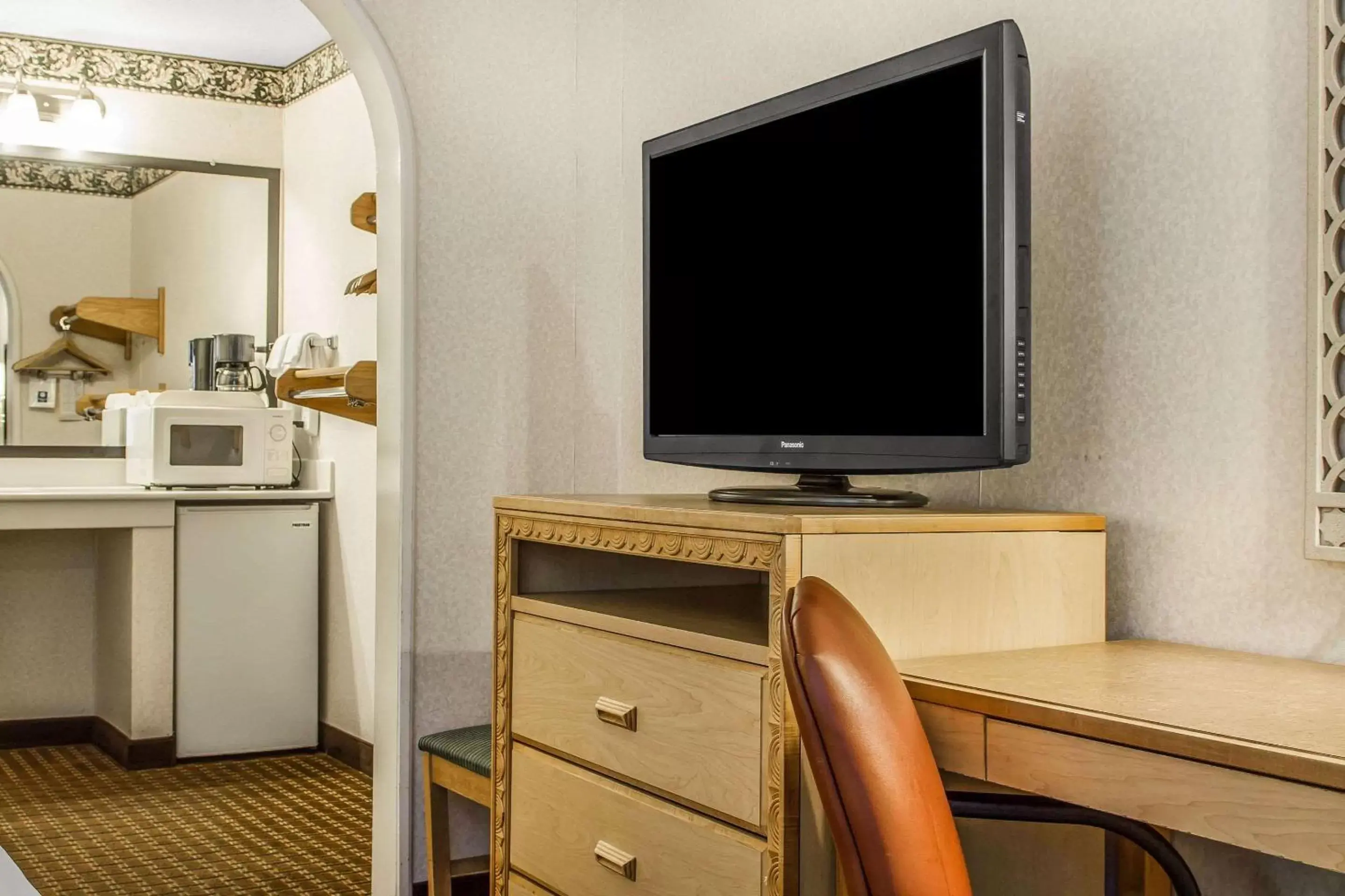 Photo of the whole room, TV/Entertainment Center in Comfort Inn Palo Alto