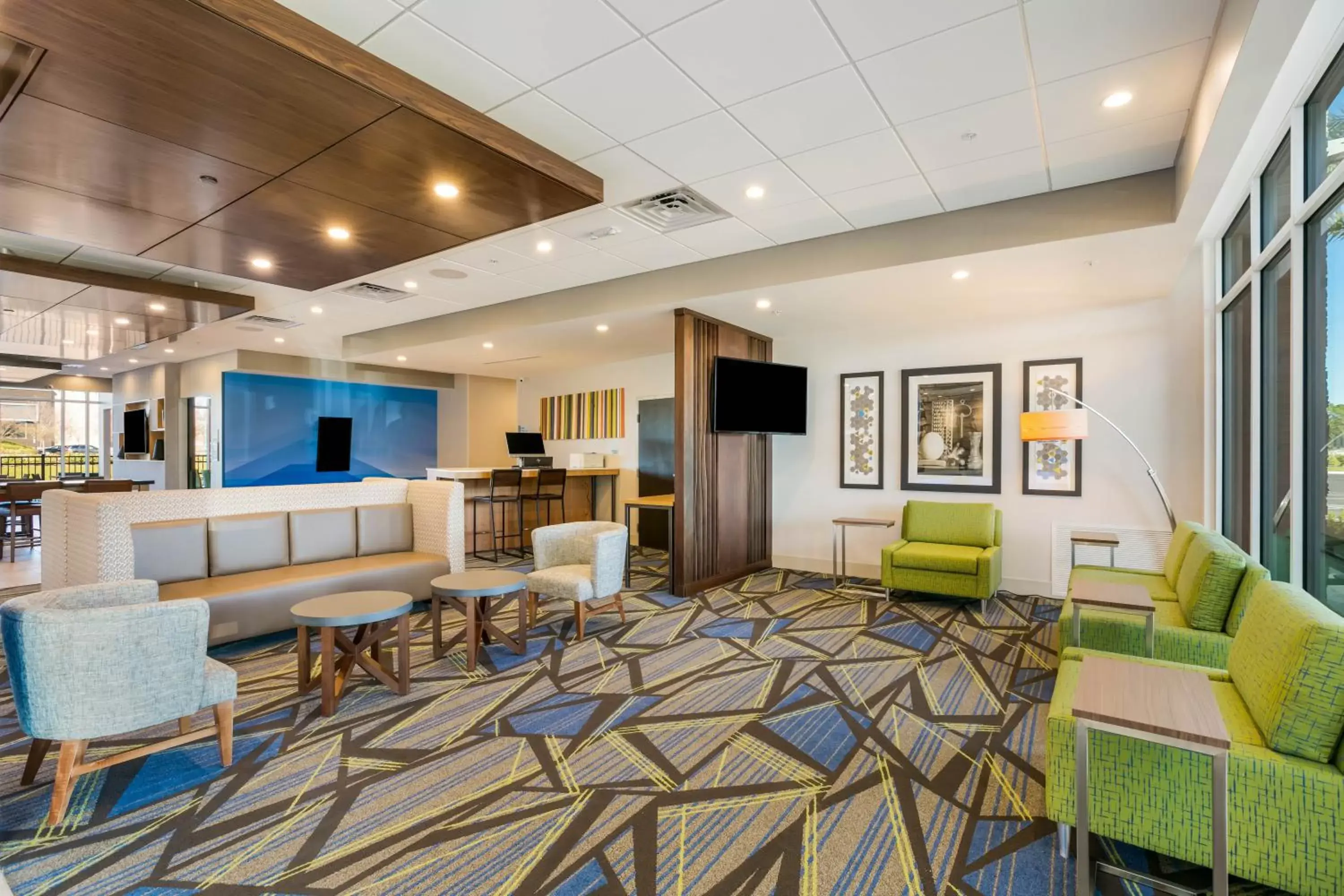 Property building, Seating Area in Holiday Inn Express & Suites Jacksonville - Town Center, an IHG Hotel