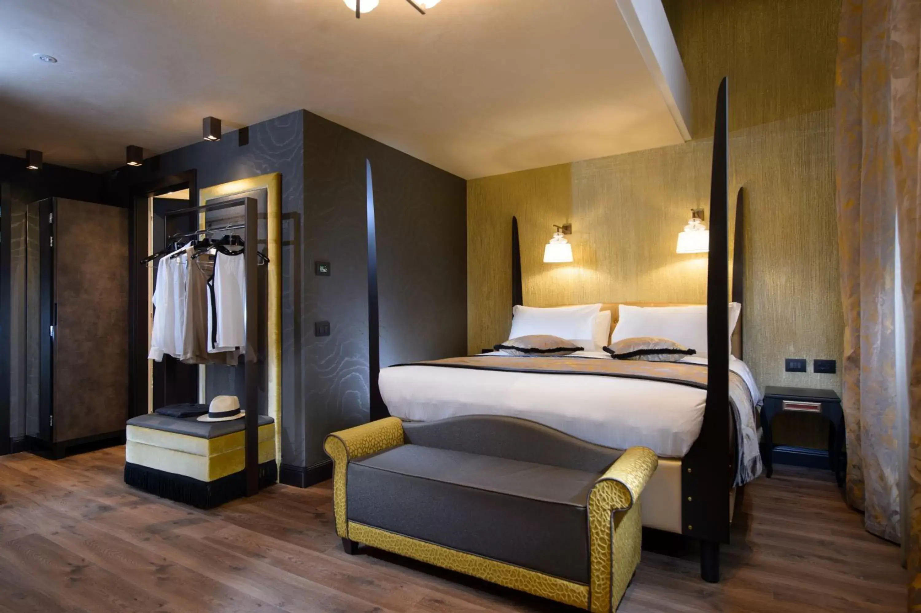 Bedroom, Bed in Palazzo Veneziano - Venice Collection