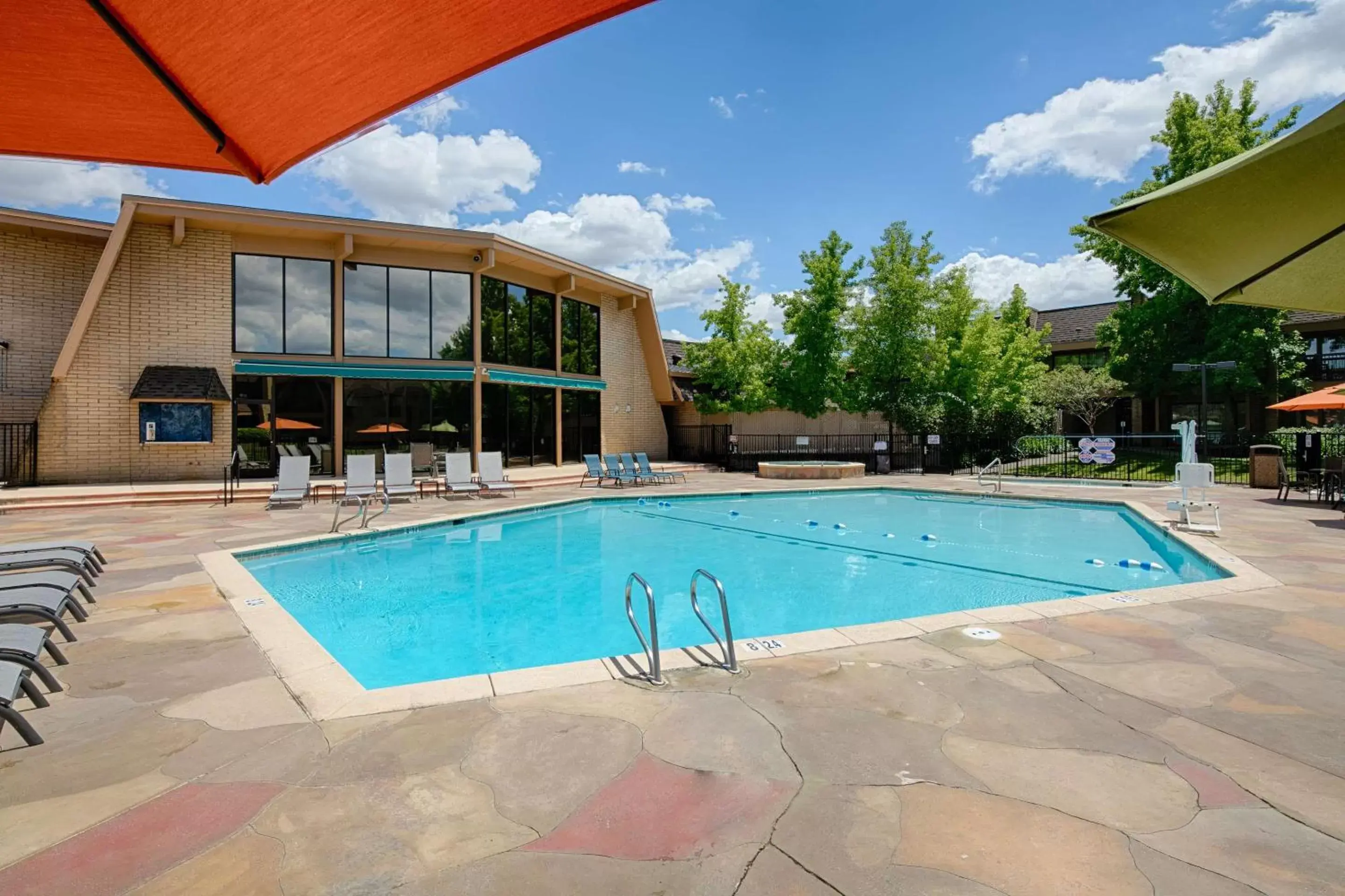 Swimming pool in Red Lion Hotel Redding Swimming pool in Red Lion Hotel Redding