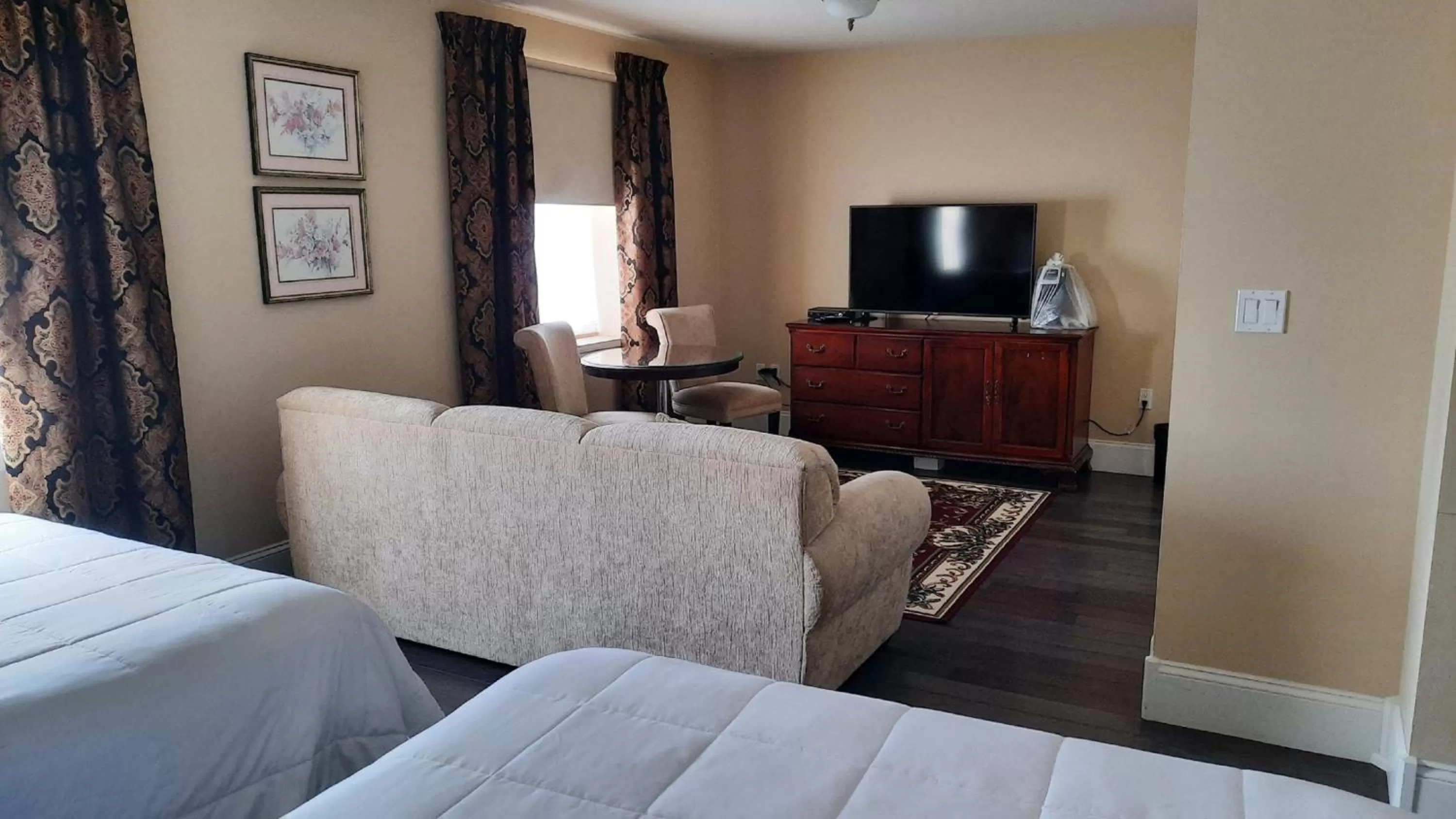 Bedroom, Bed in Grant Hall Hotel