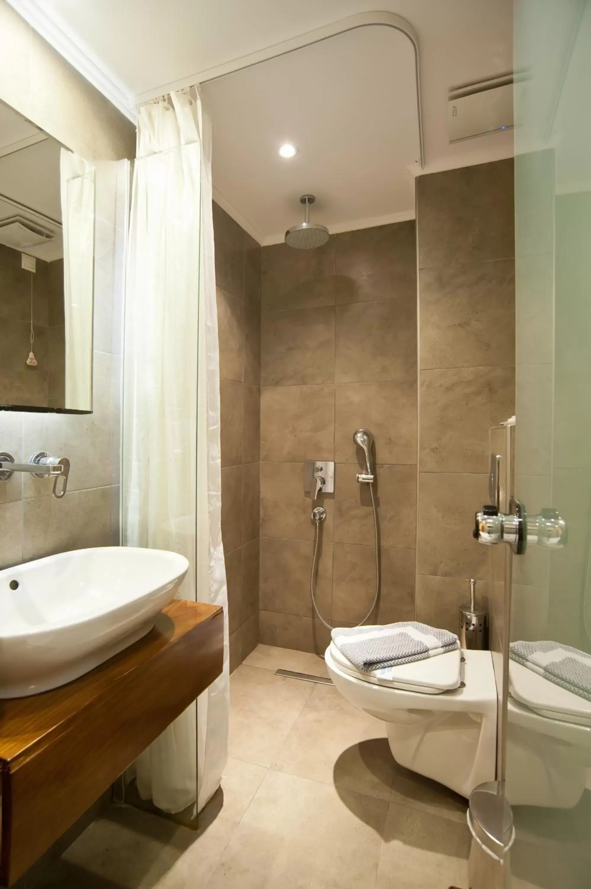 Bathroom in Fedriades Delphi Hotel