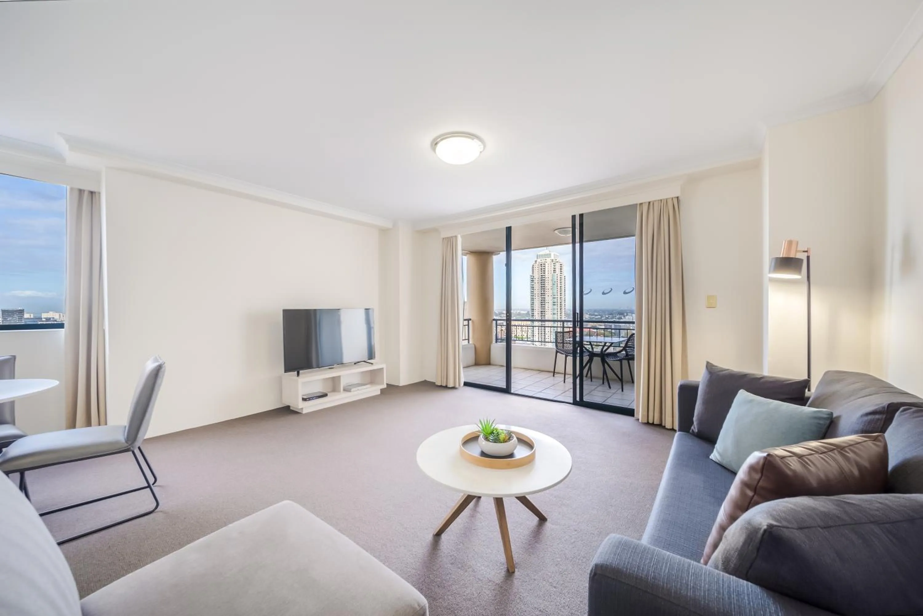 TV and multimedia in Oaks Sydney Castlereagh Suites