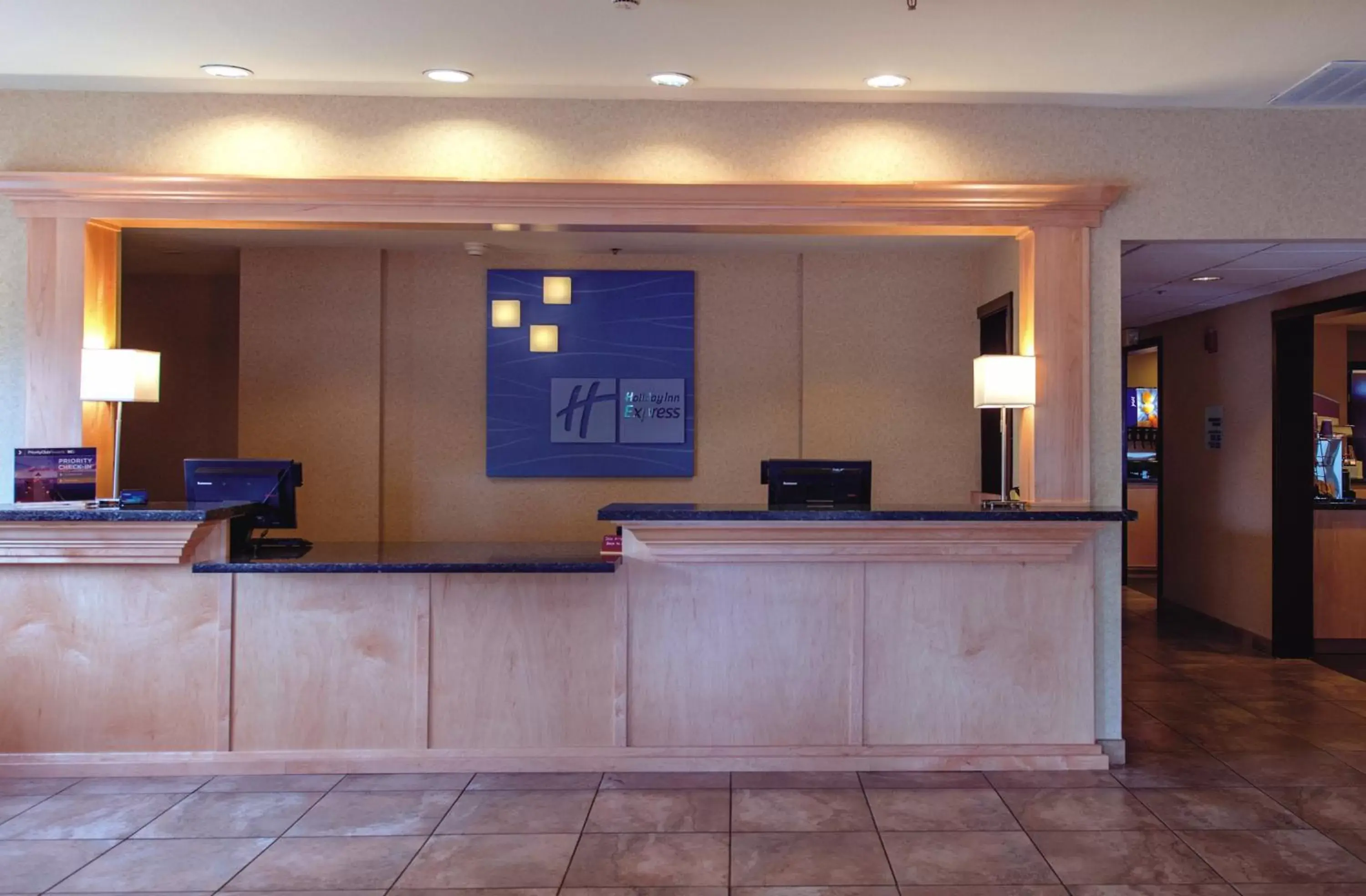 Property building, Lobby/Reception in Holiday Inn Express Portland East - Columbia Gorge, an IHG Hotel