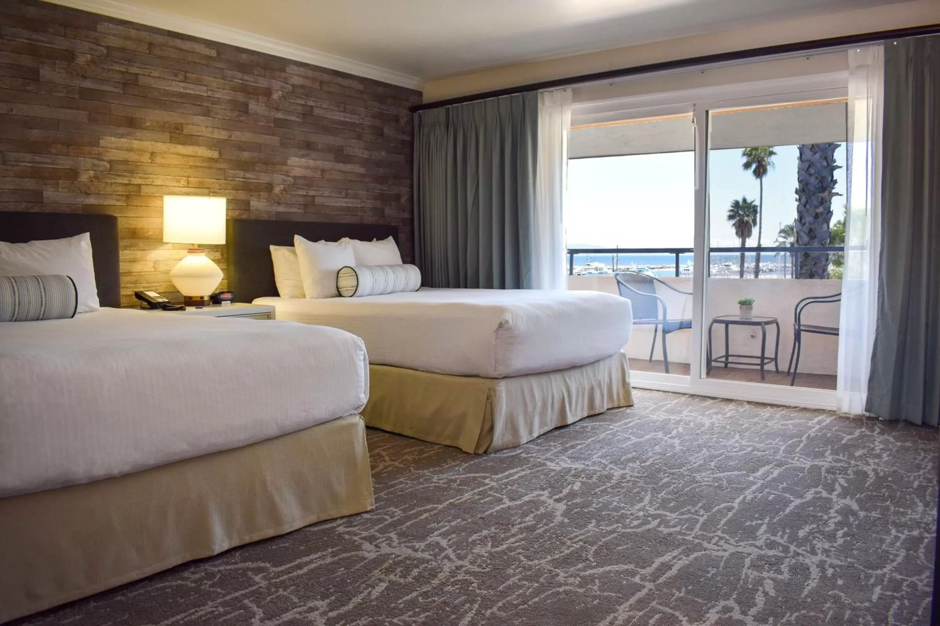 Queen Room with Two Queen Beds - Harbor Side in Beachside Inn Queen Room with Two Queen Beds - Harbor Side in Beachside Inn