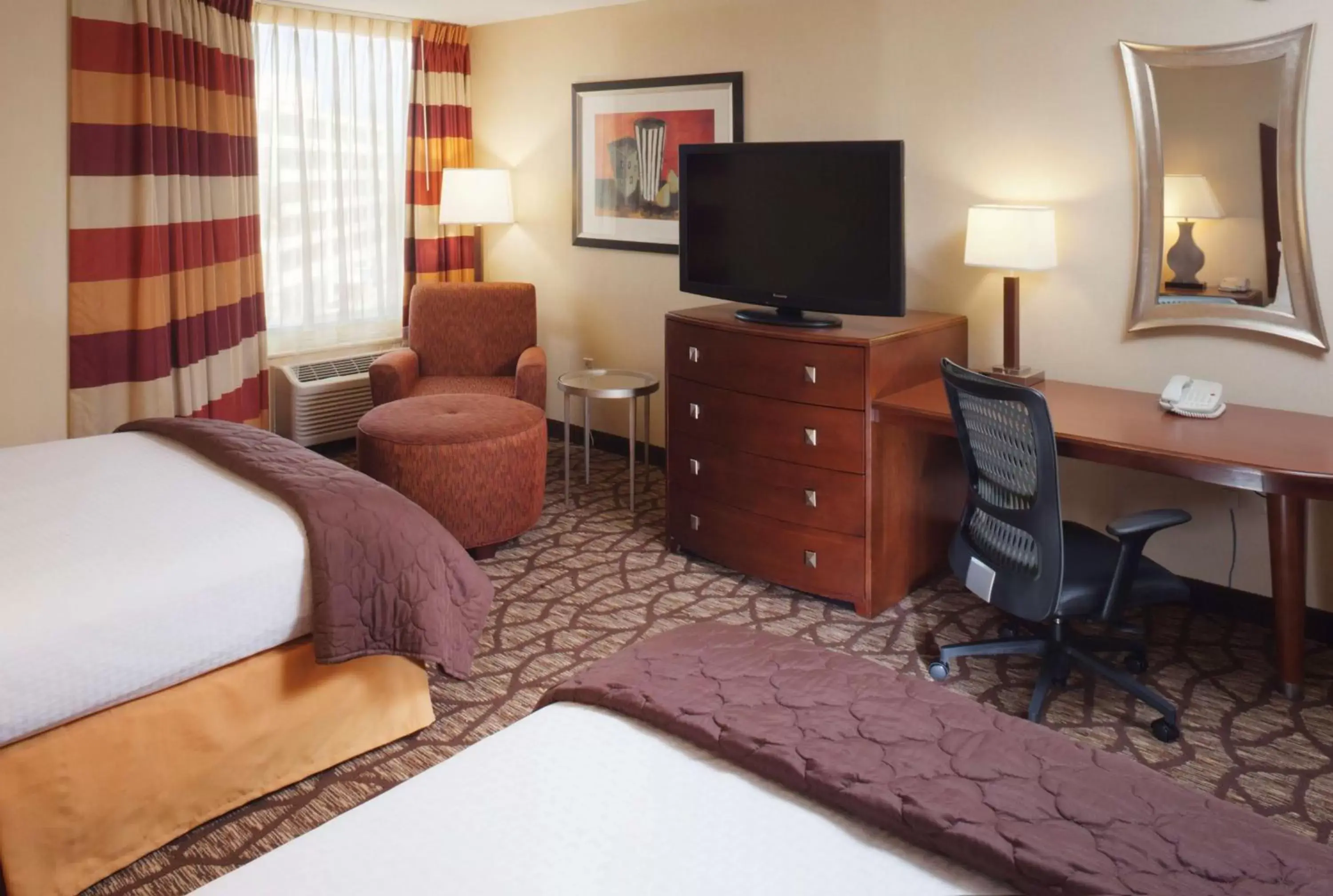 Bedroom, TV/Entertainment Center in DoubleTree by Hilton Hotel Oak Ridge - Knoxville