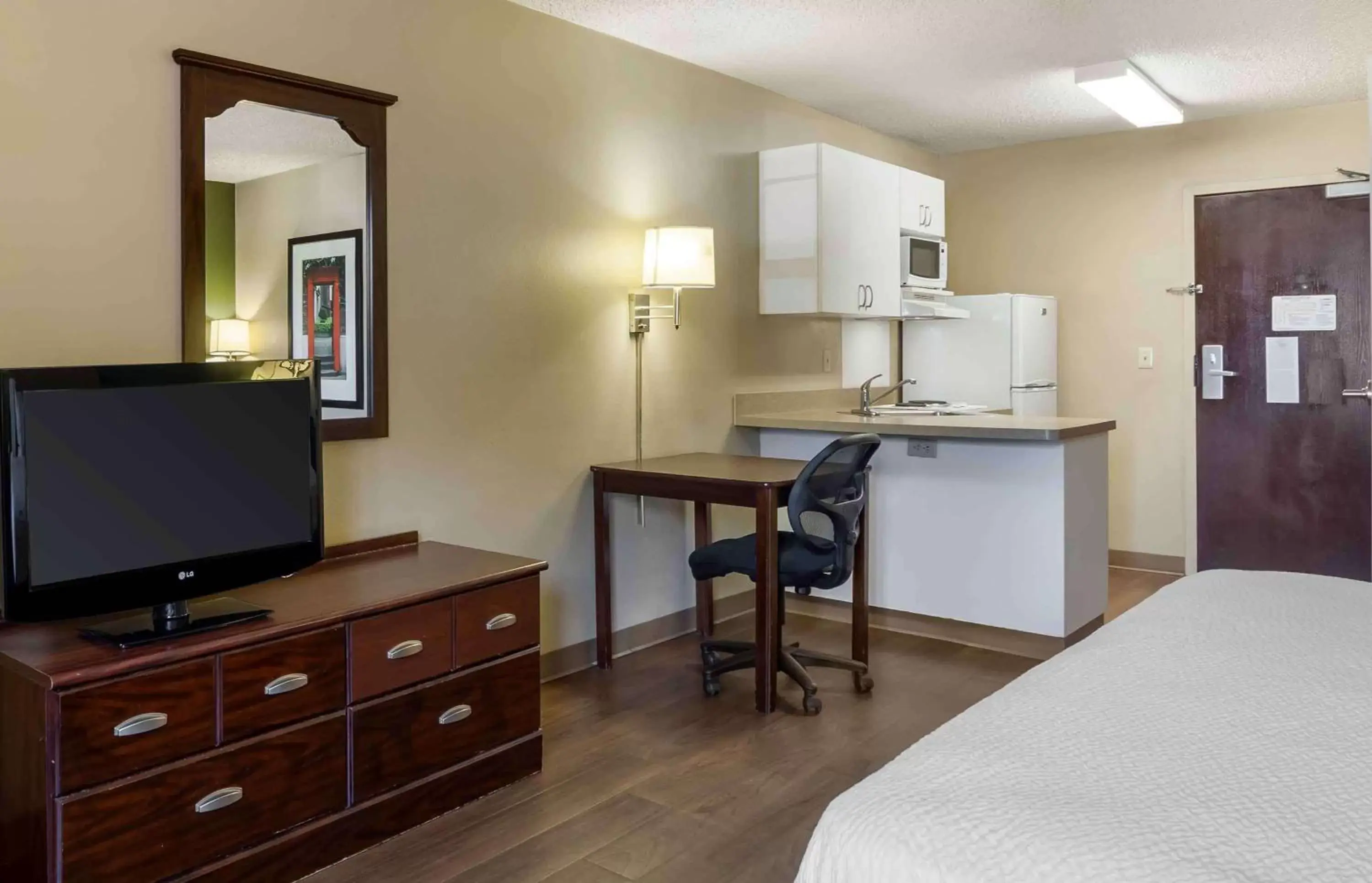 Bedroom, Kitchen/Kitchenette in Extended Stay America Suites - Oklahoma City - NW Expressway