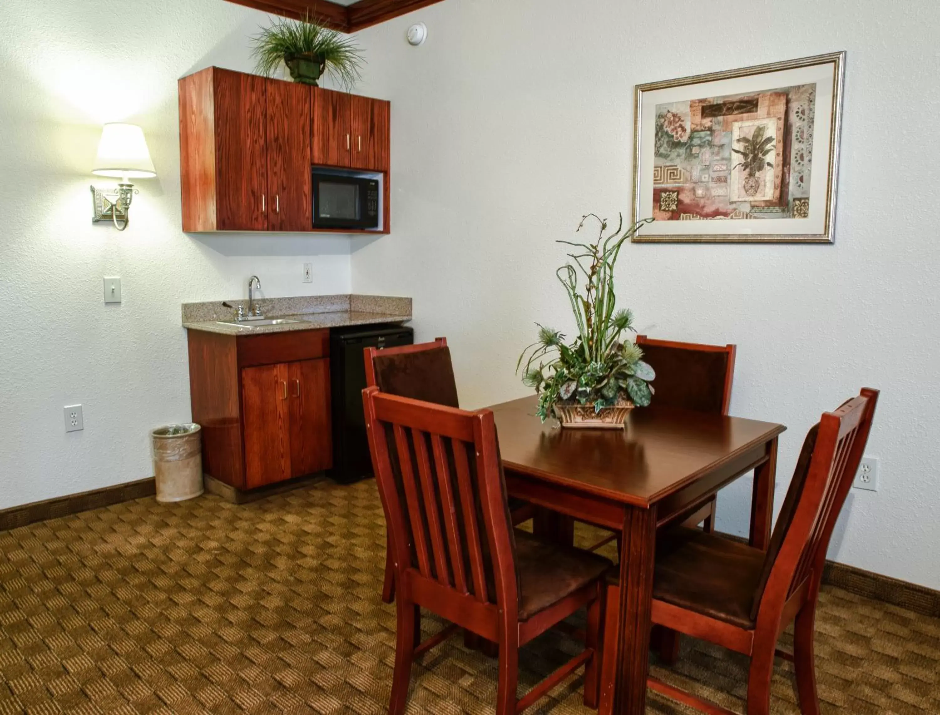 Dining Area in Spring Lake Inn & Suites - Fayetteville