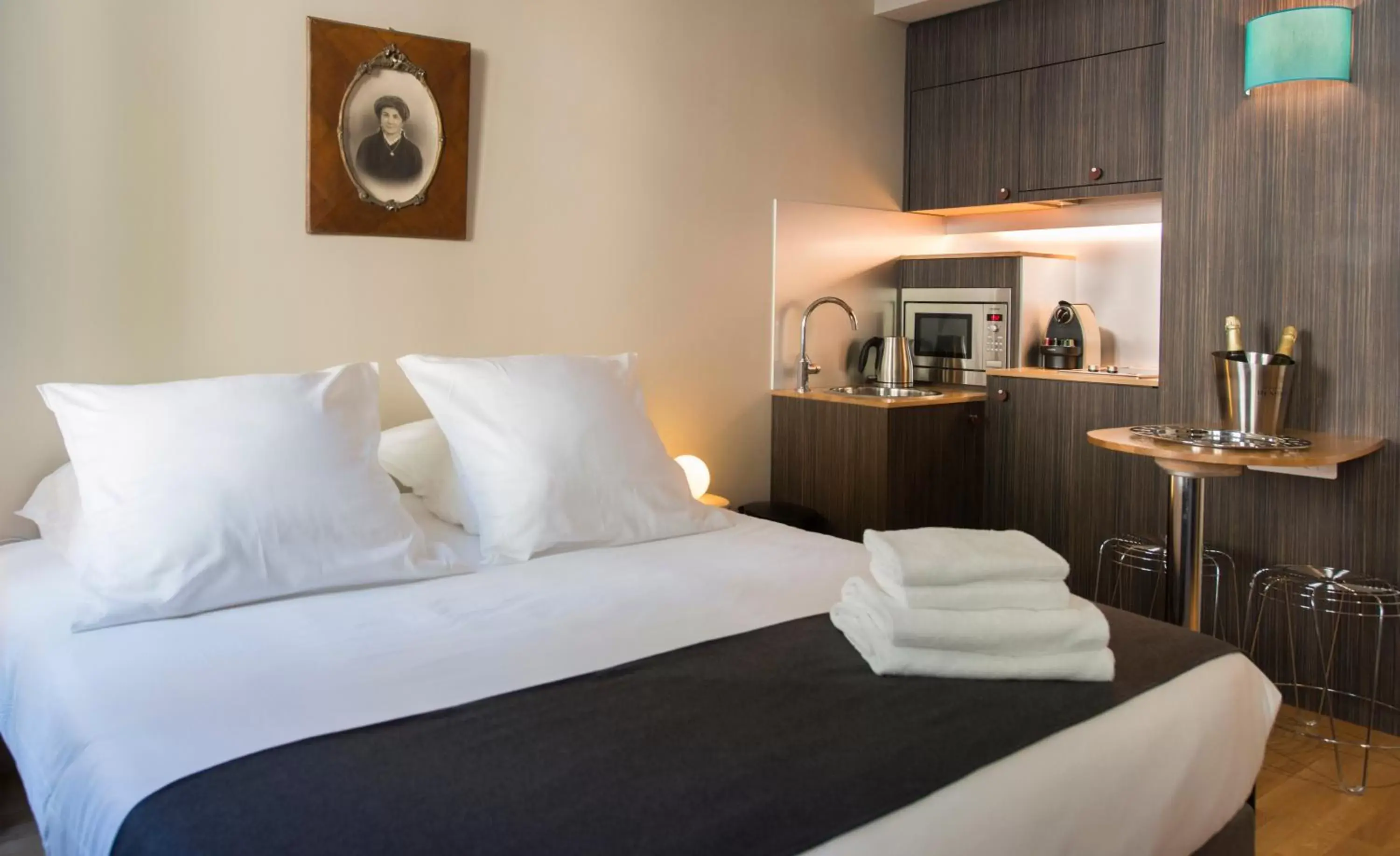 Kitchen or kitchenette, Bed in Suites & Hotel Helzear Champs-Elysees