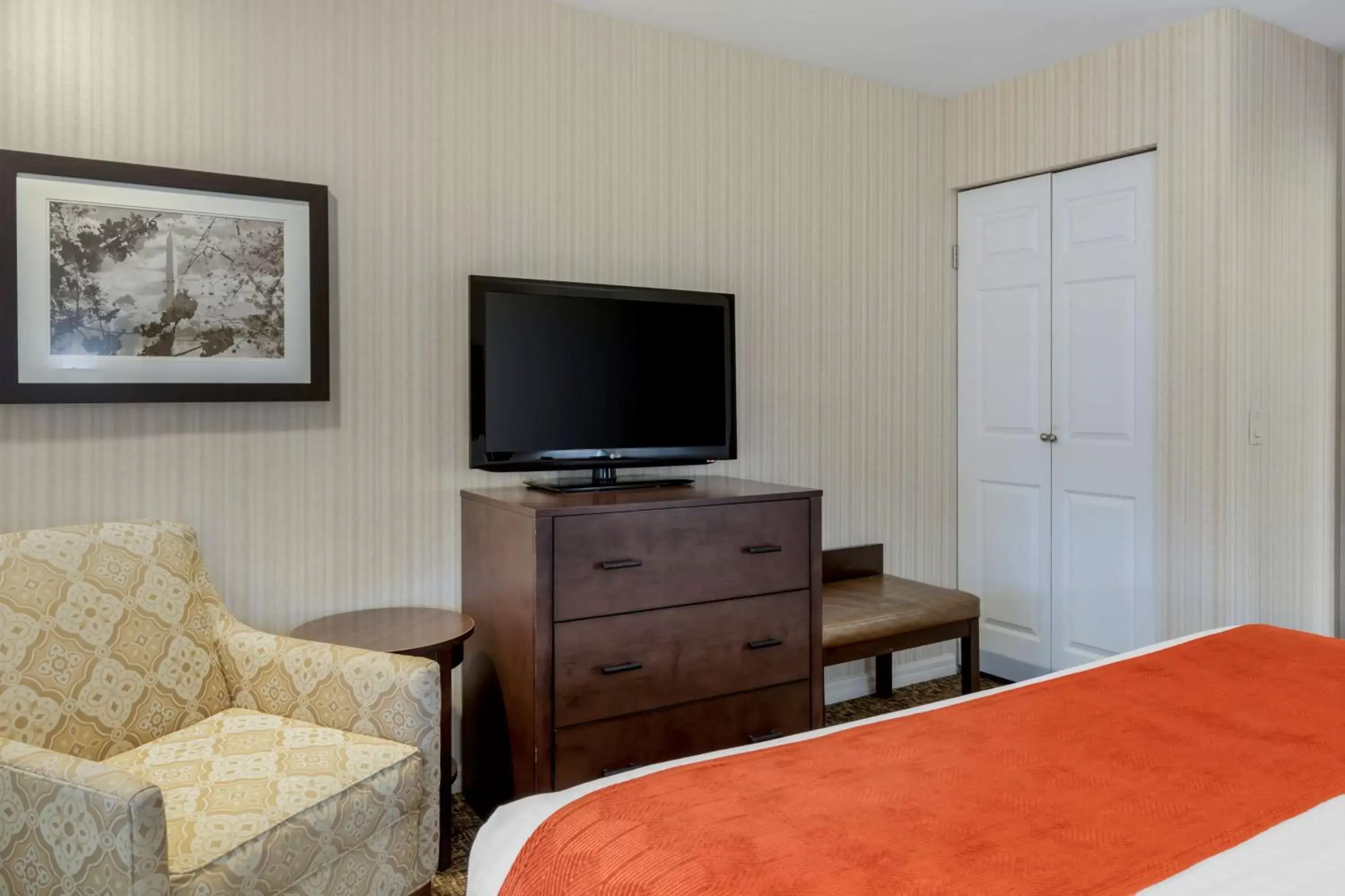 Bedroom, TV/Entertainment Center in Best Western Plus Big America