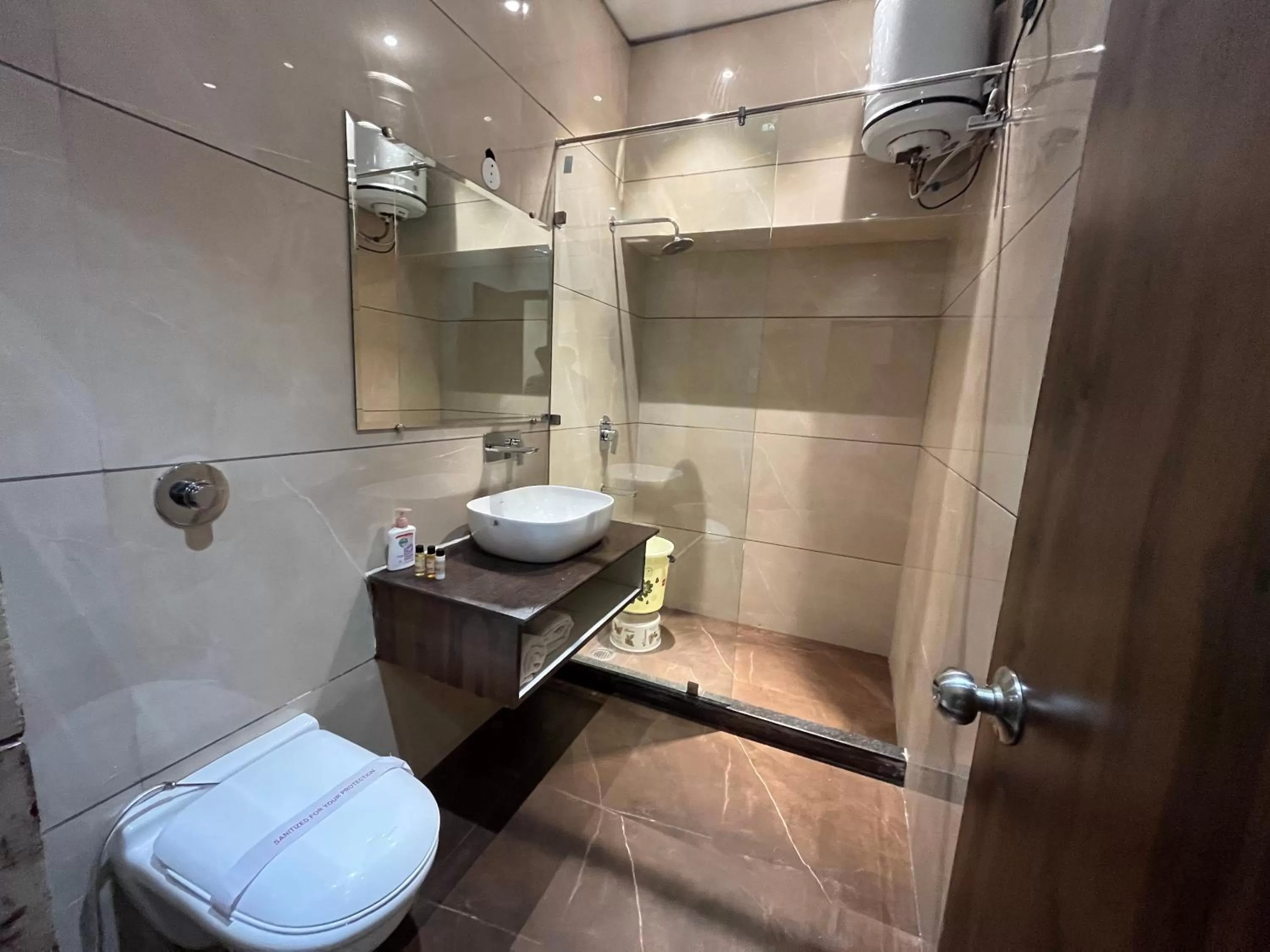 Bathroom in Hotel Exotic - 5 min walk from Golden Temple