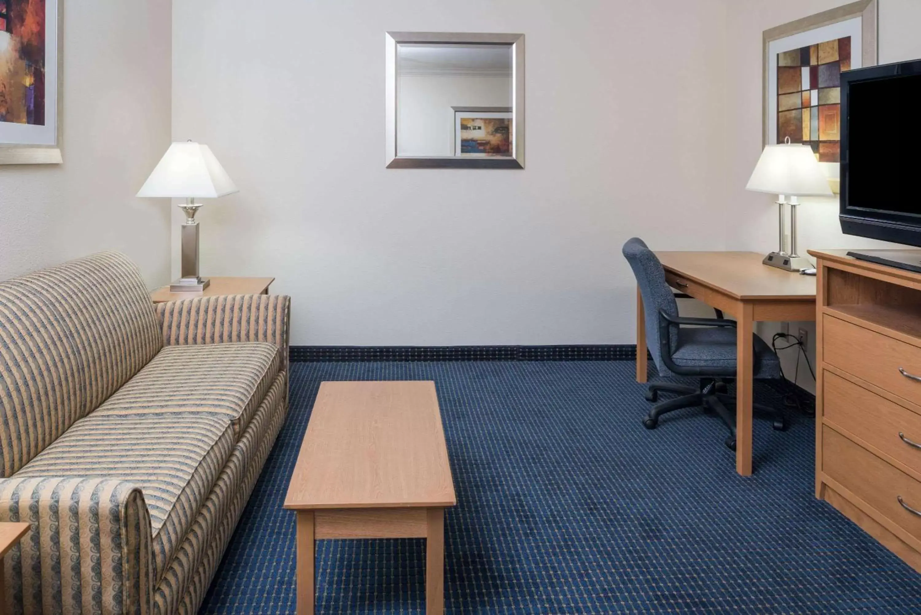 Photo of the whole room, Seating Area in Wingate by Wyndham Spokane Airport