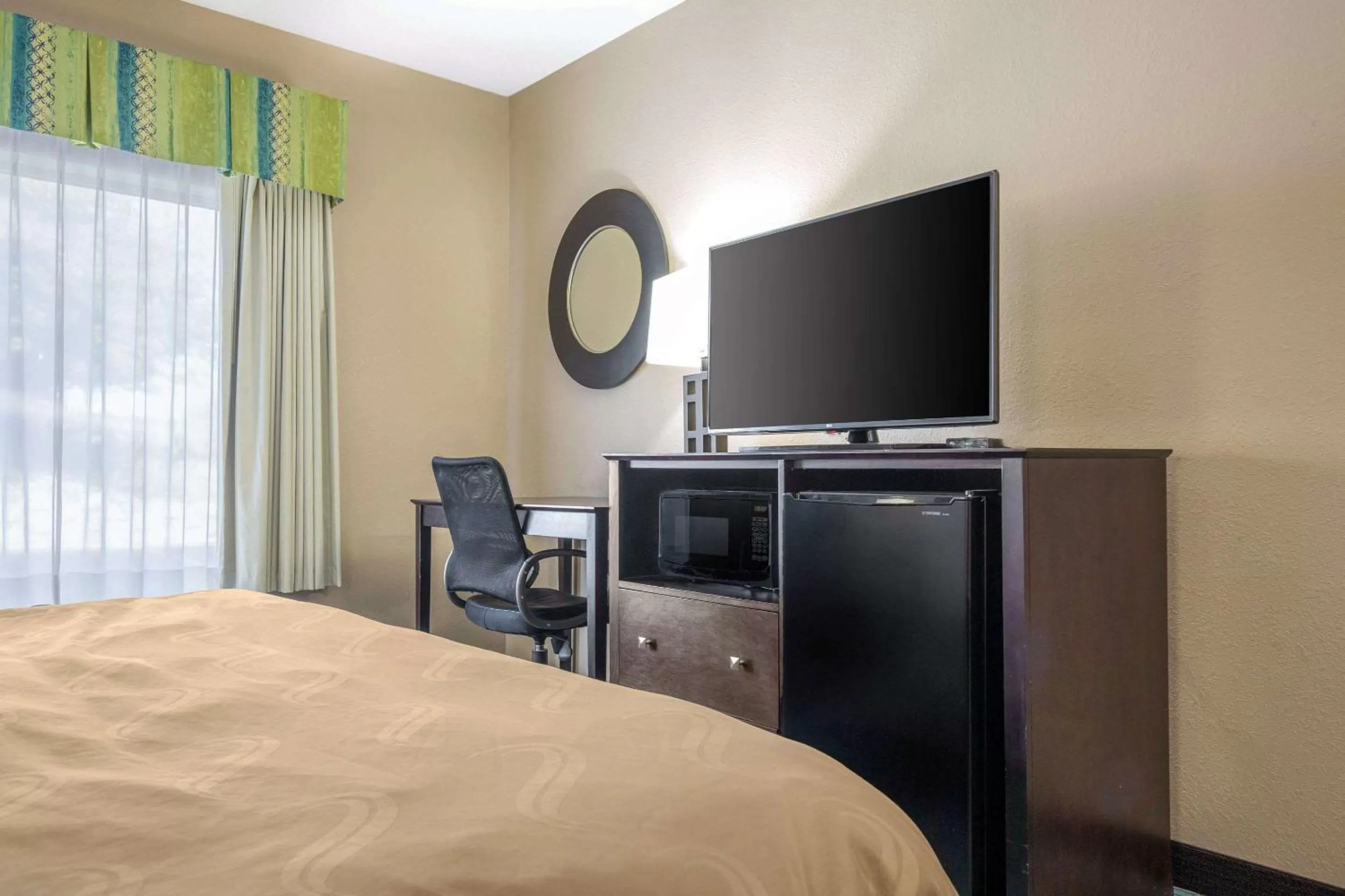 Photo of the whole room, TV/Entertainment Center in Quality Inn & Suites Arnold