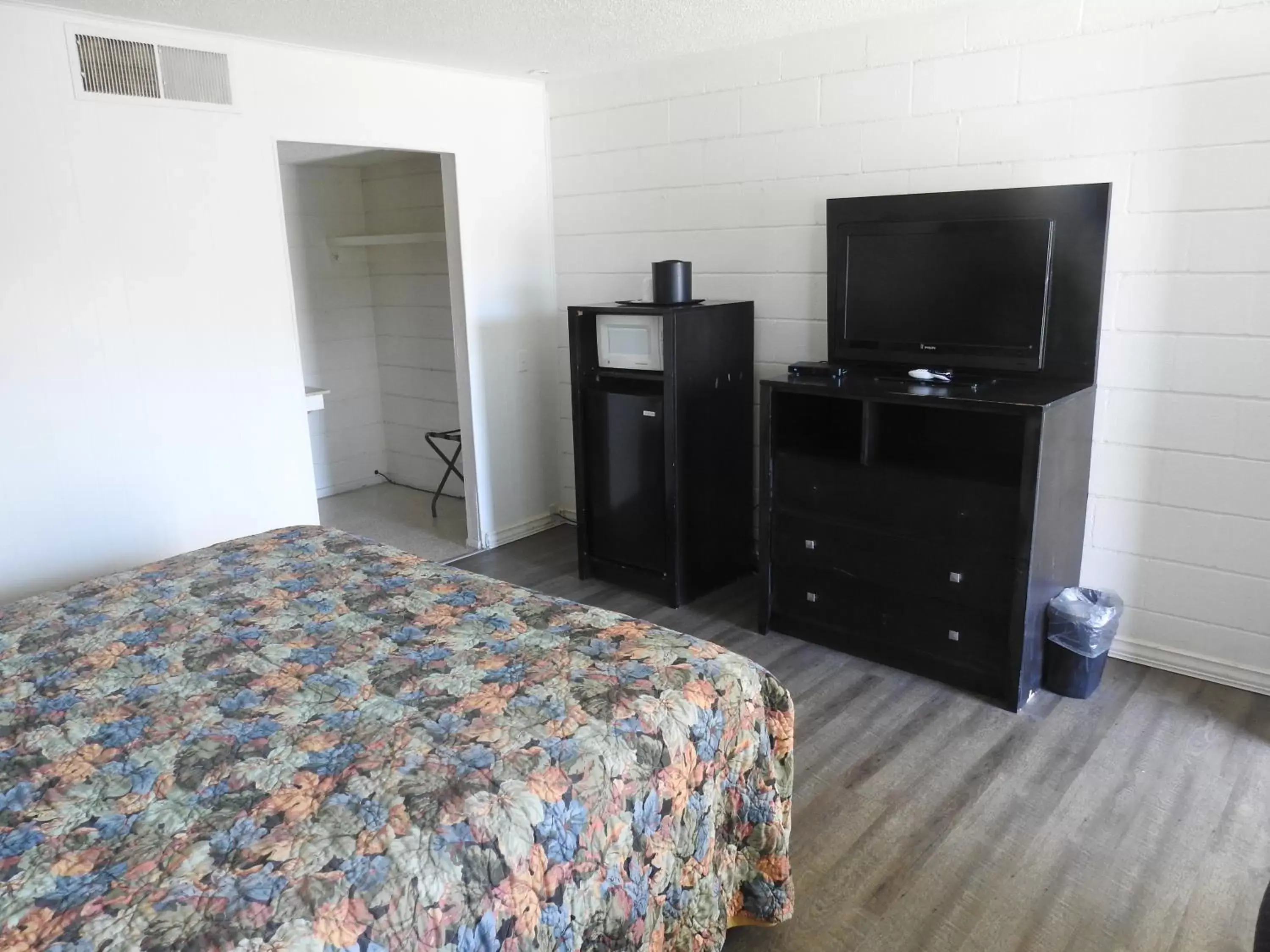 minibar, TV/Entertainment Center in Economy Inn