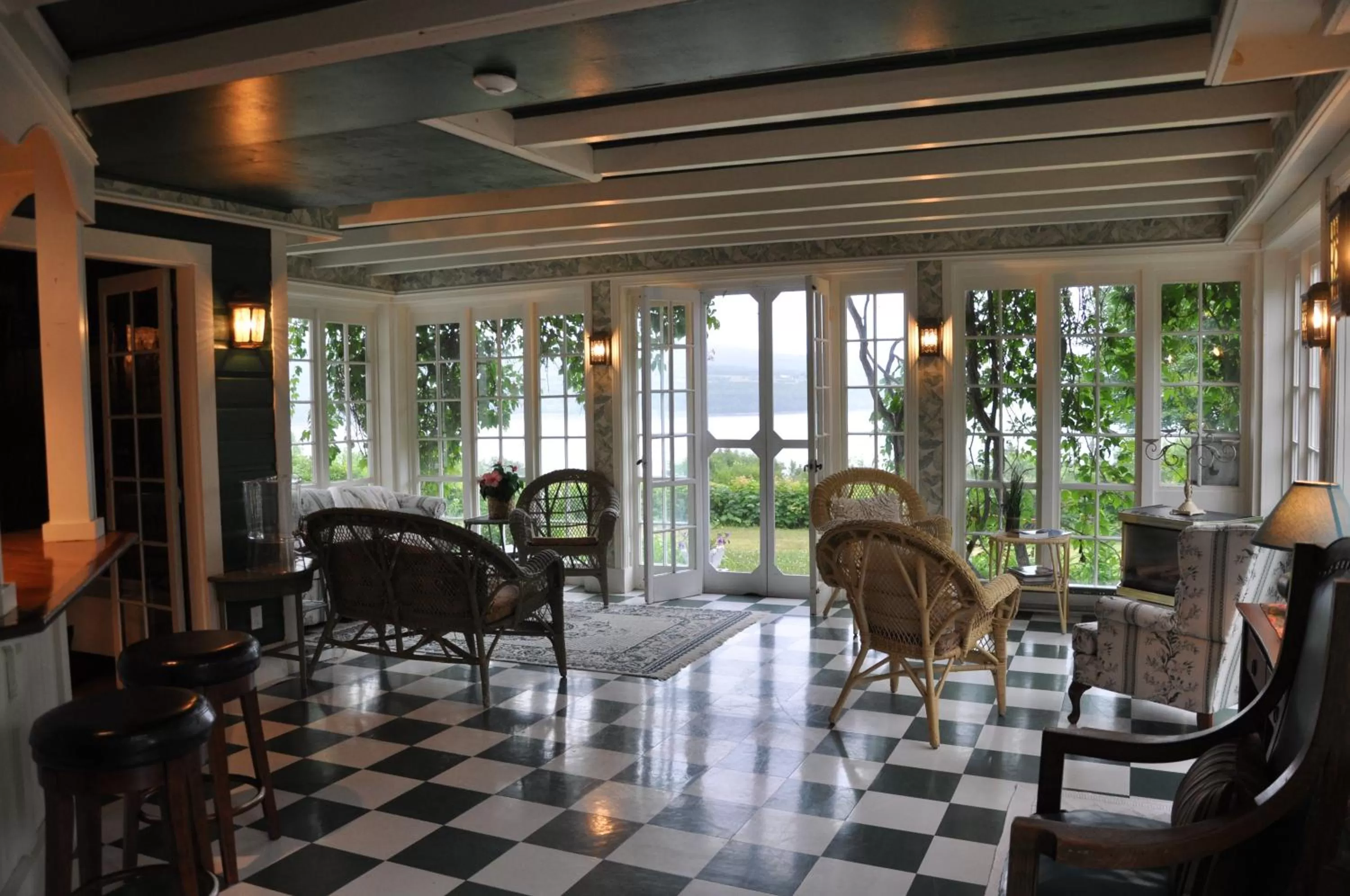 Communal lounge/ TV room in Auberge sur la Côte