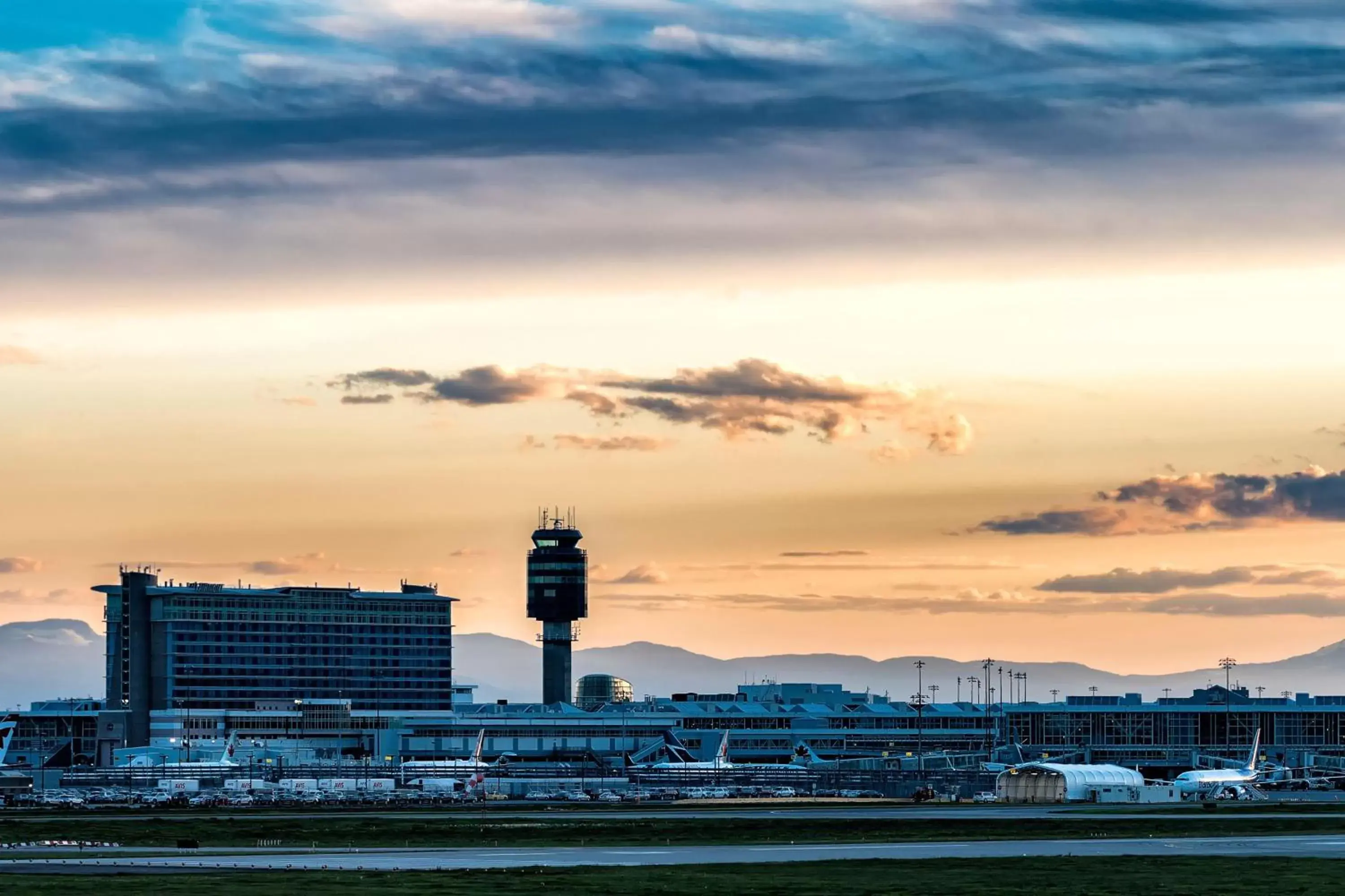 Bird's eye view, Sunrise/Sunset in Fairmont Vancouver Airport In-Terminal Hotel