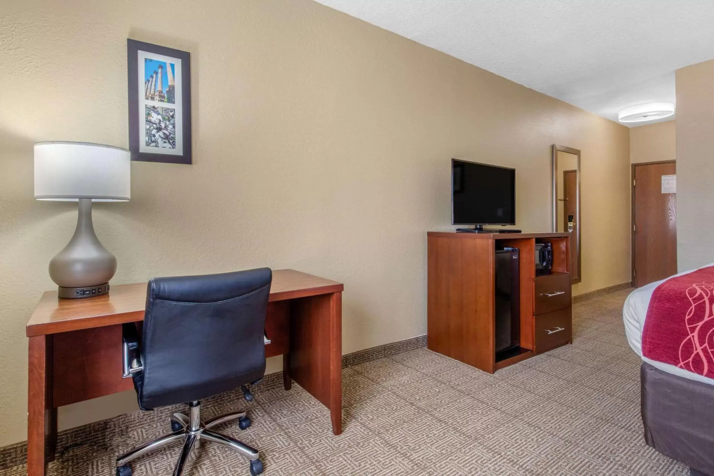 Photo of the whole room, TV/Entertainment Center in Comfort Inn & Suites