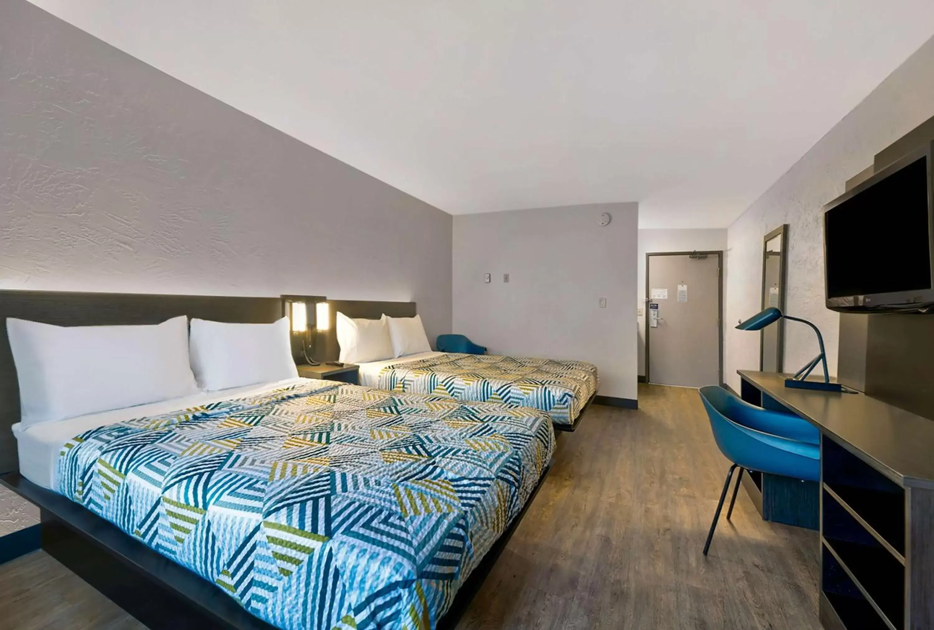 Quadruple Room - Non-Smoking in Motel 6-Oak Creek, WI Quadruple Room - Non-Smoking in Motel 6-Oak Creek, WI