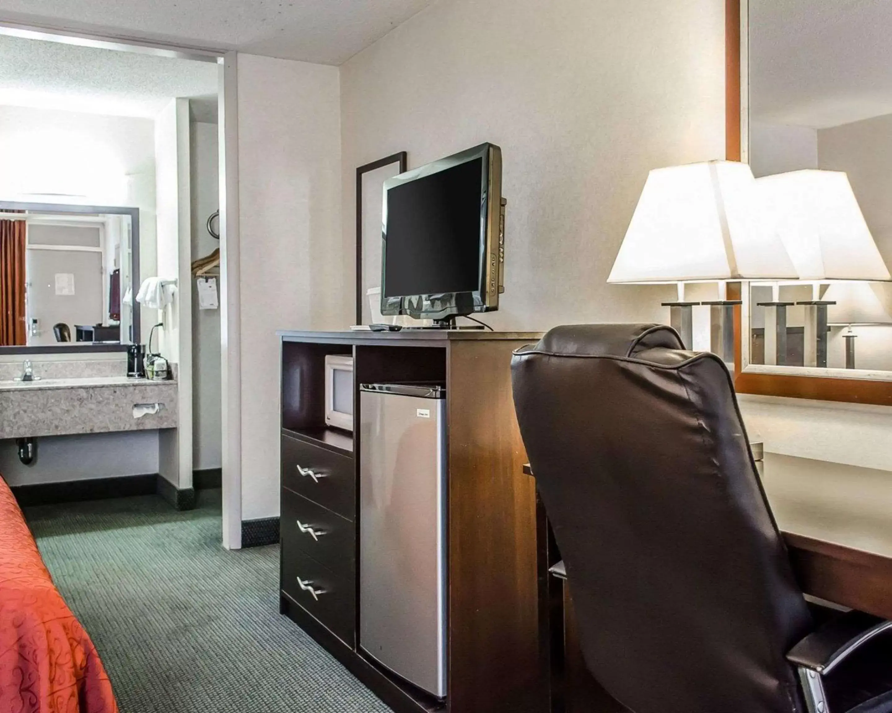 Photo of the whole room, TV/Entertainment Center in Quality Inn & Suites York