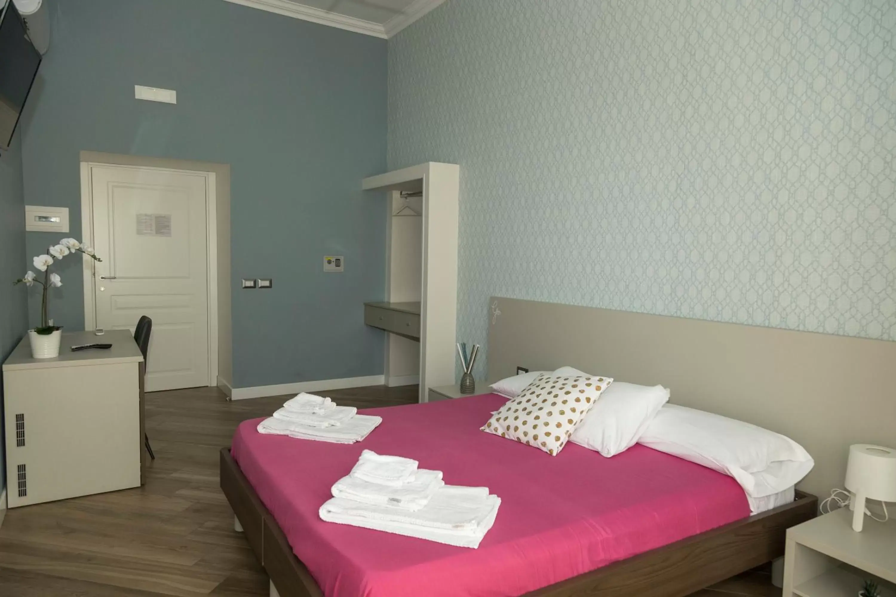Bedroom, Bed in Garibaldi Rooms
