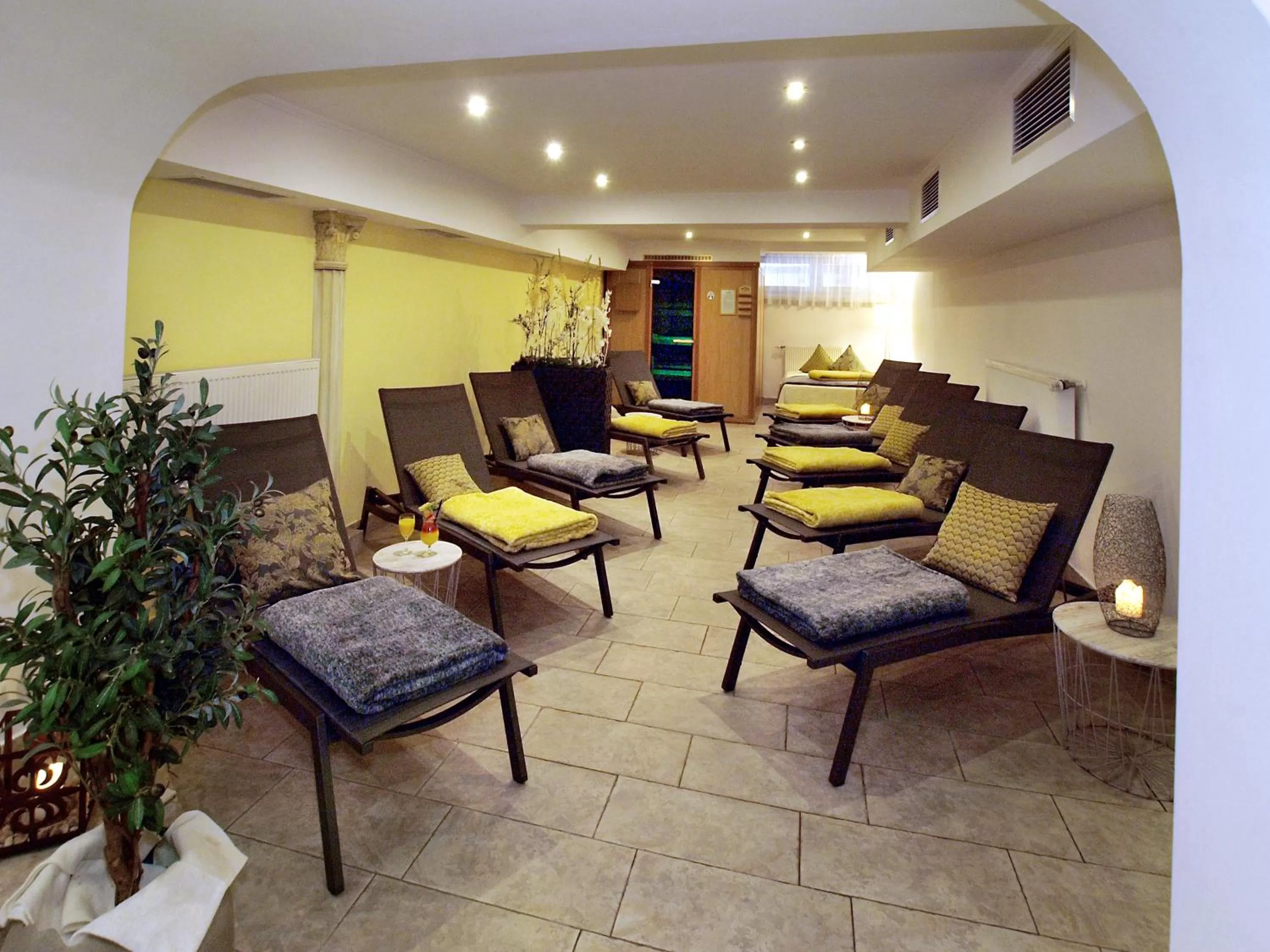 Swimming pool in Hotel Restaurant Zum Goldenen Anker mit Hallenbad & Wellnessbereich