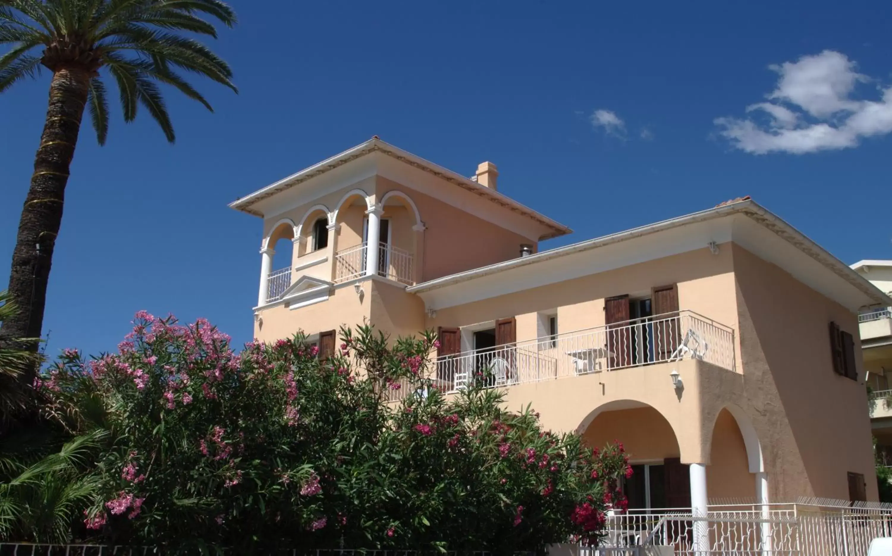 Facade/entrance, Property Building in Hotel et Appartements Reine D'Azur