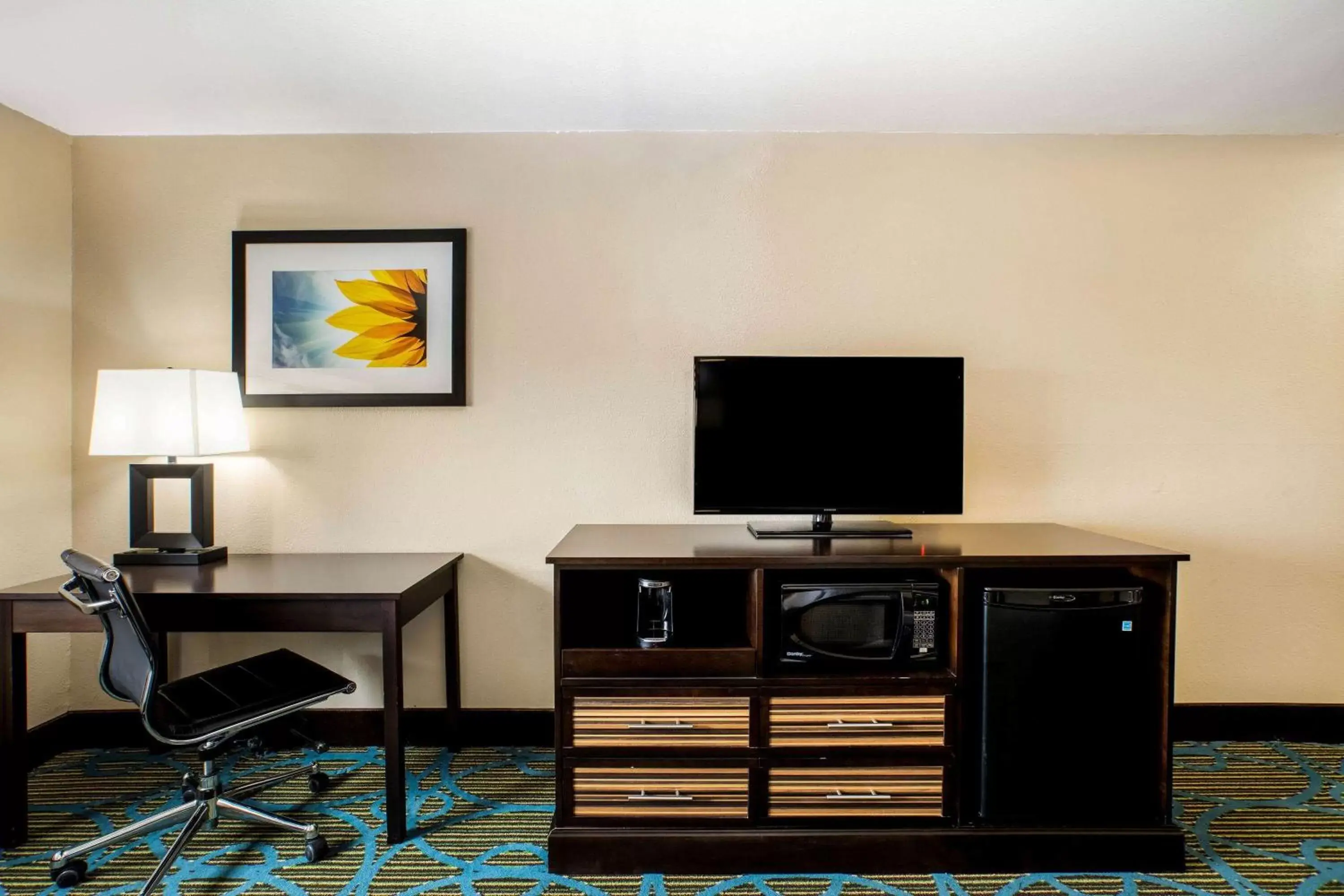 Photo of the whole room, TV/Entertainment Center in La Quinta Inn & Suites by Wyndham Emporia