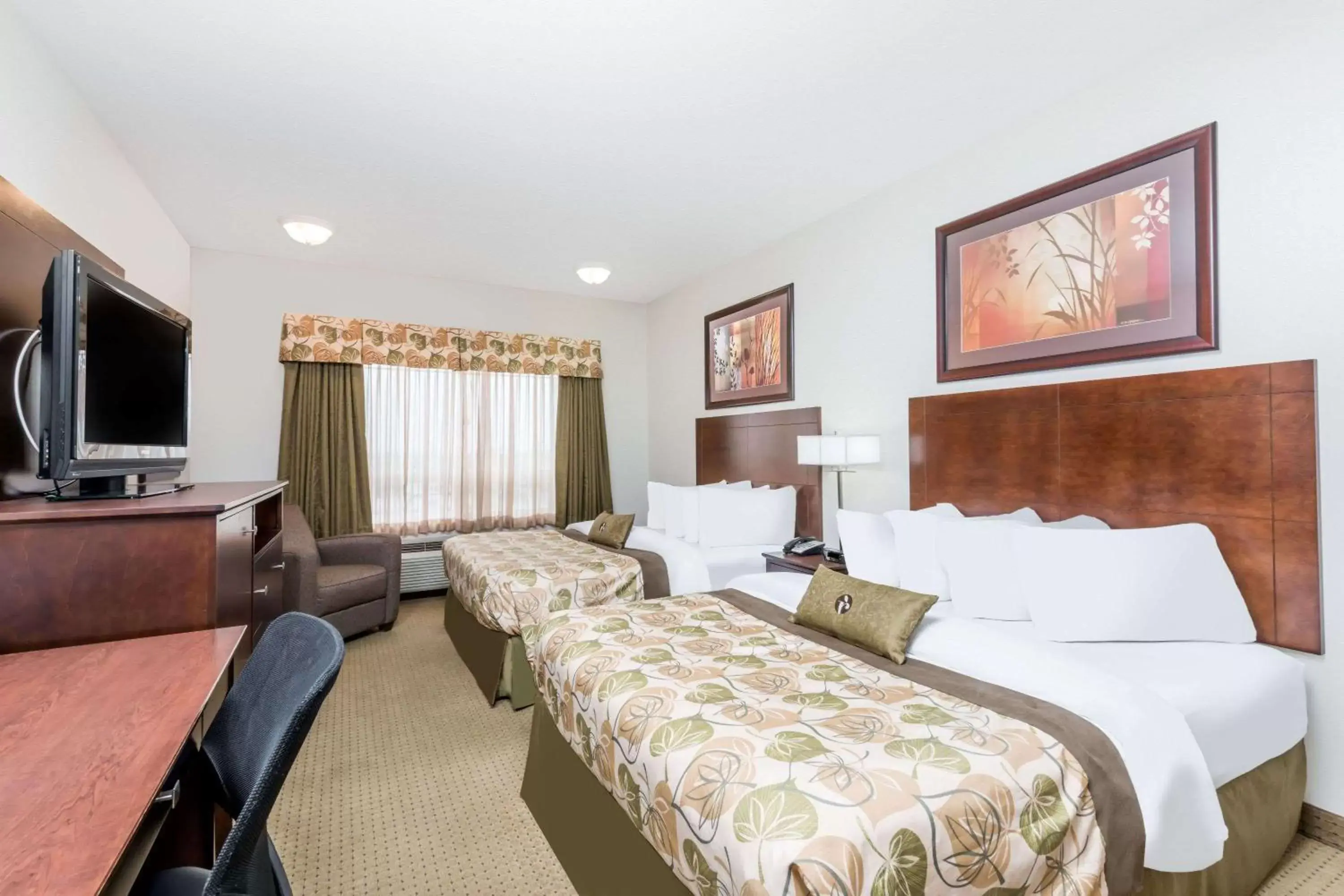 Photo of the whole room, Bed in Ramada by Wyndham Olds