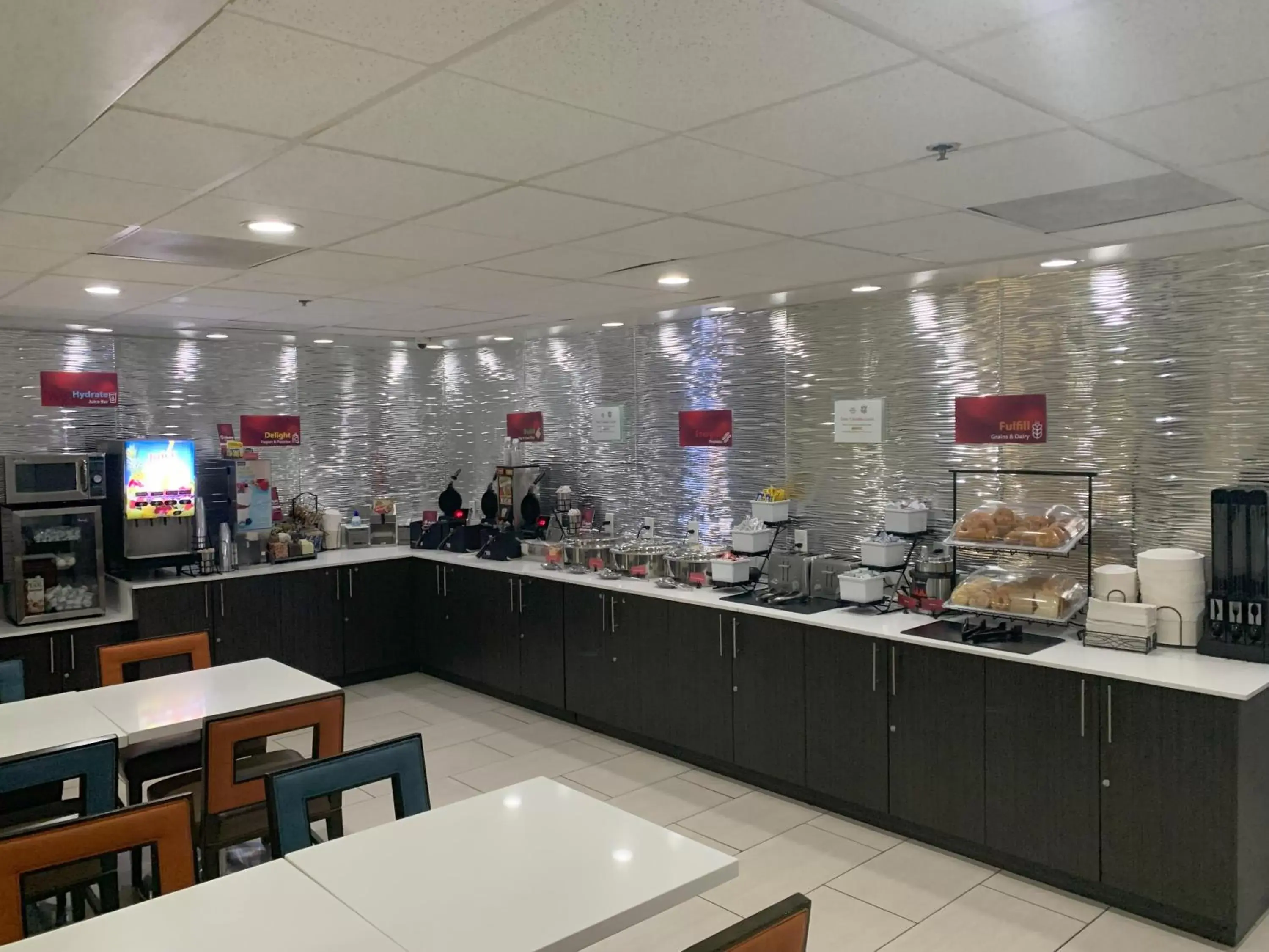 Food and drinks in Best Western Plus Commerce Hotel Food and drinks in Best Western Plus Commerce Hotel