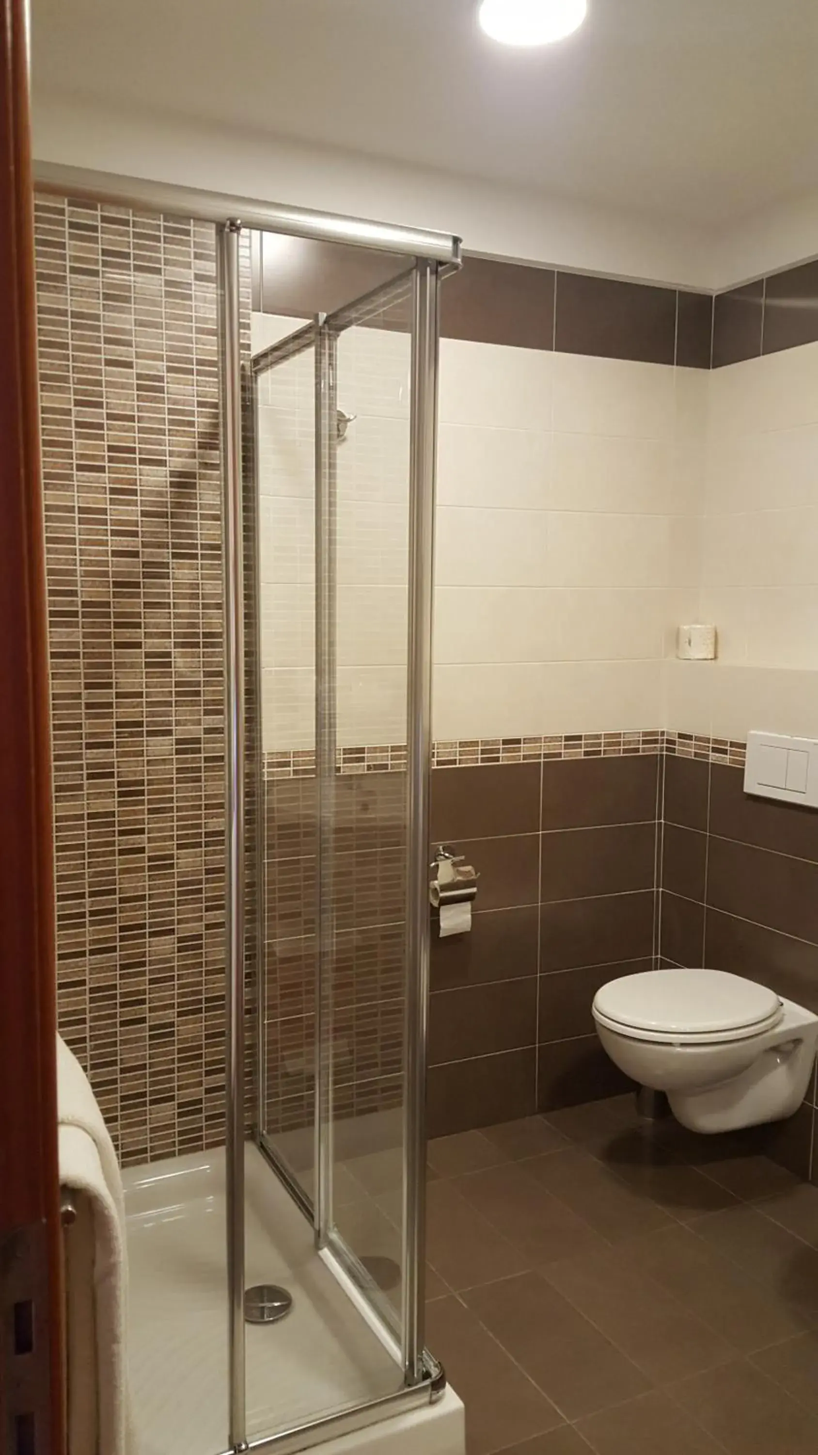 Shower, Bathroom in Hotel Soleado