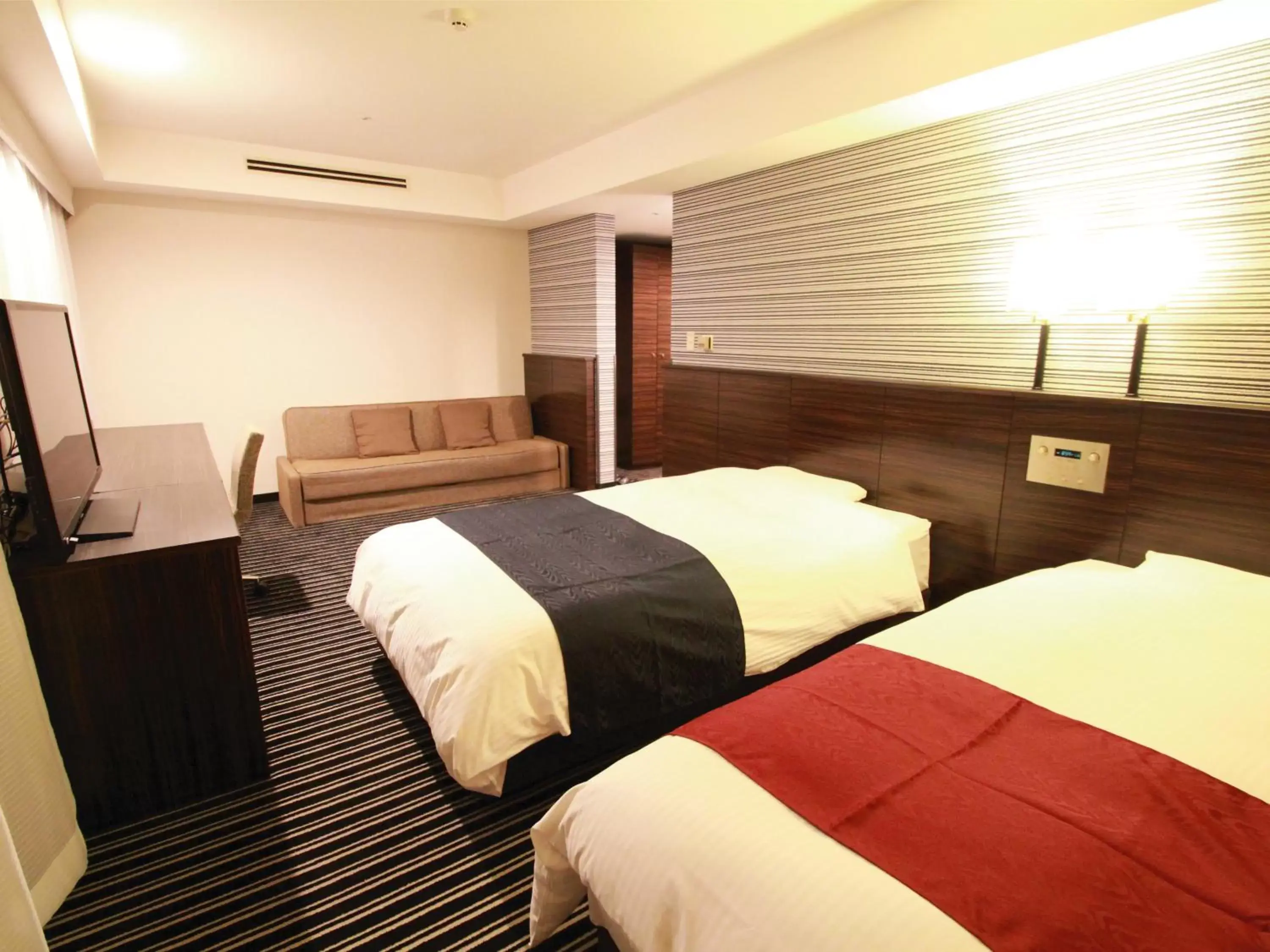 Photo of the whole room, Bed in APA Hotel Fukuoka Watanabe Dori EXCELLENT