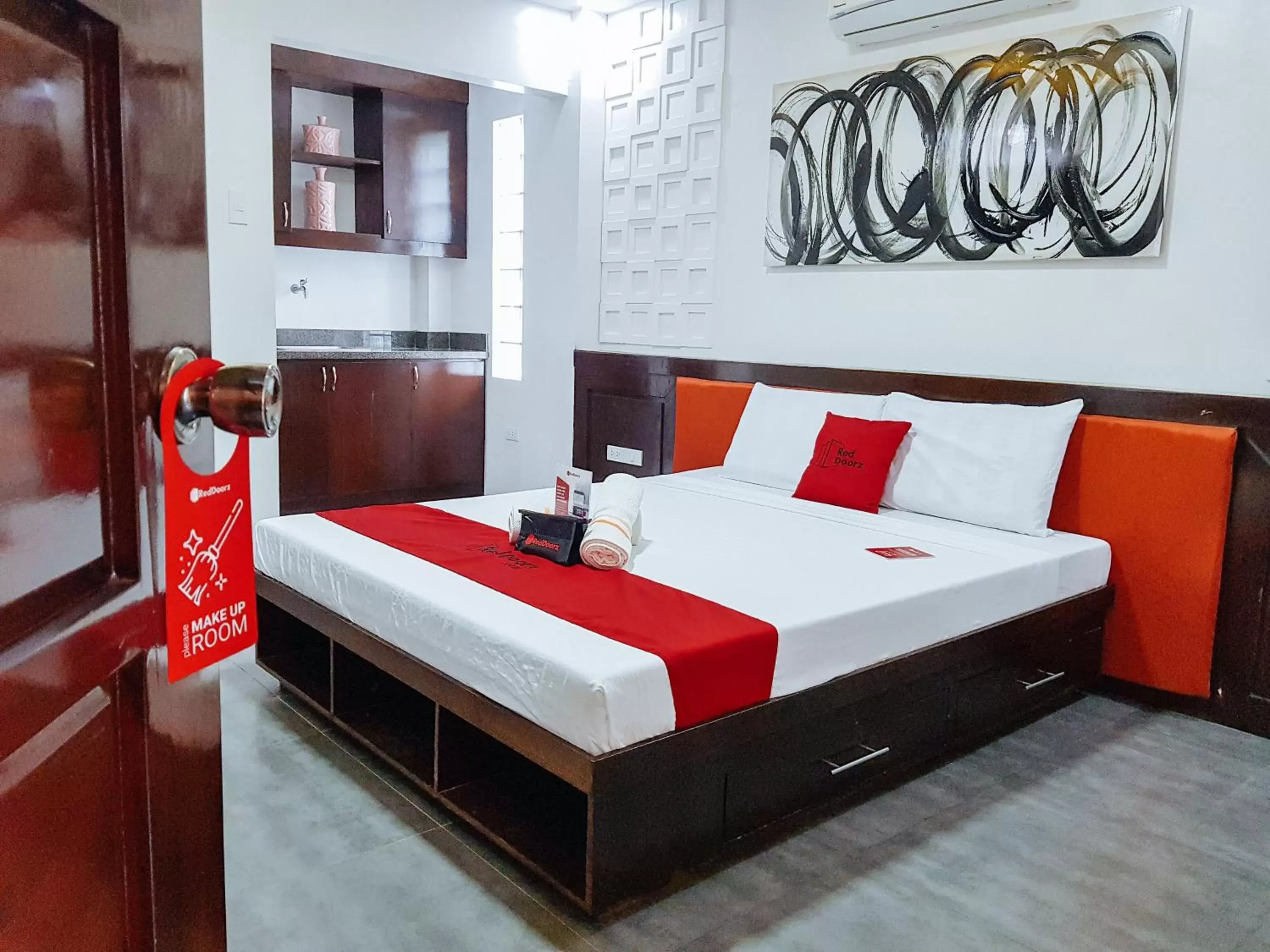 Deluxe Queen Room in RedDoorz @ Caimito Drive Dampas