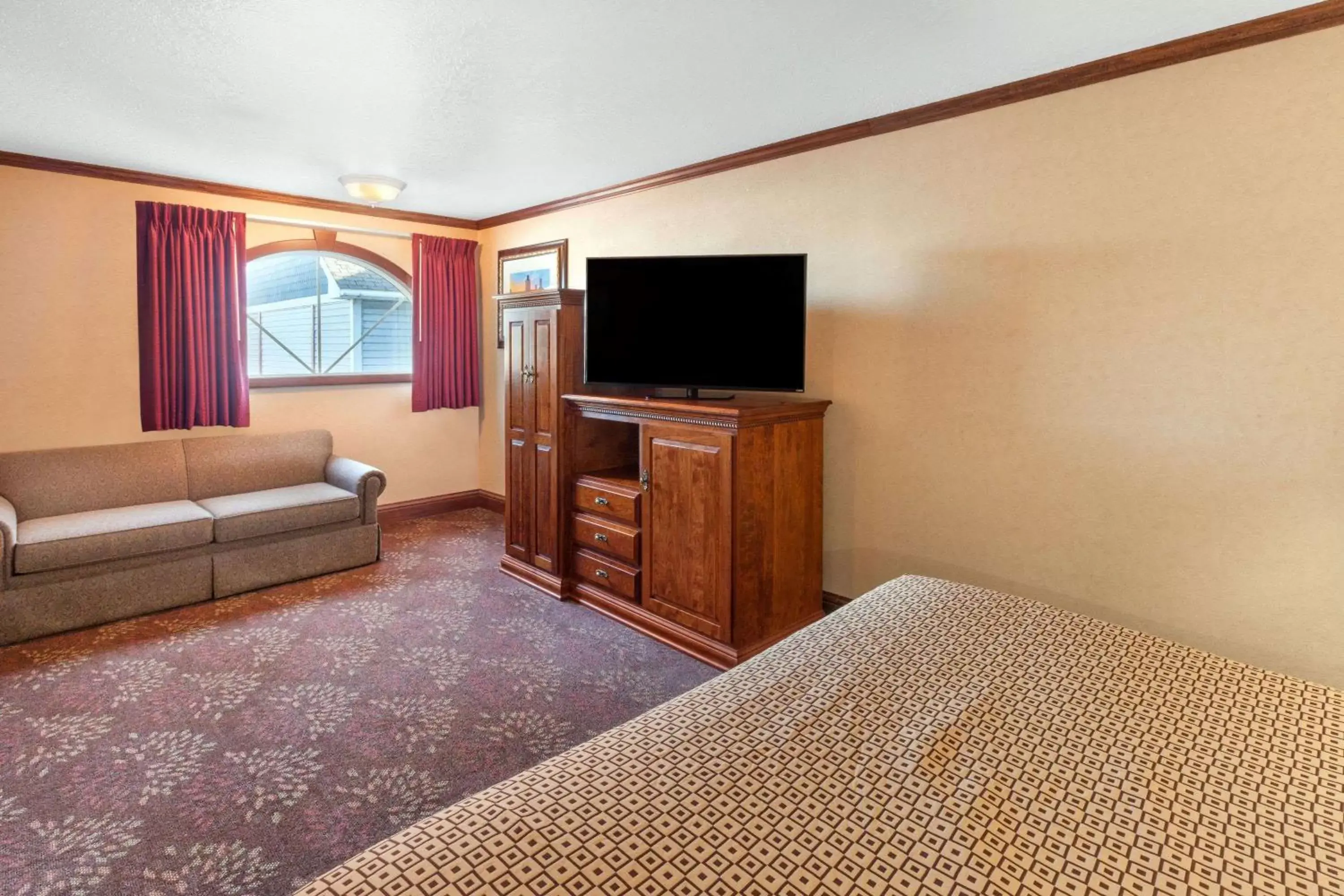 Photo of the whole room, TV/Entertainment Center in Ramada by Wyndham Mackinaw City Waterfront