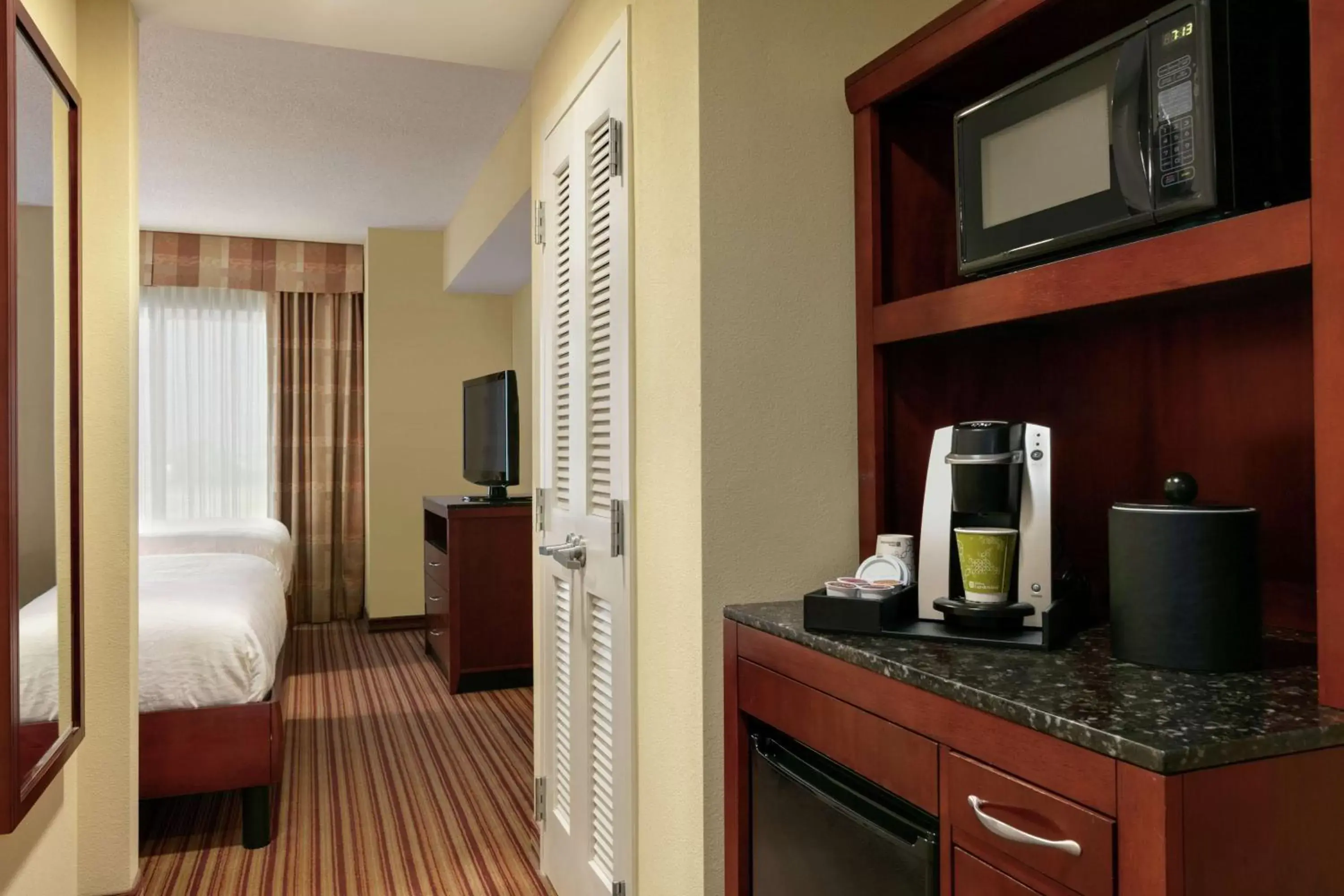 Photo of the whole room, Kitchen/Kitchenette in Hilton Garden Inn Fort Myers Airport/FGCU